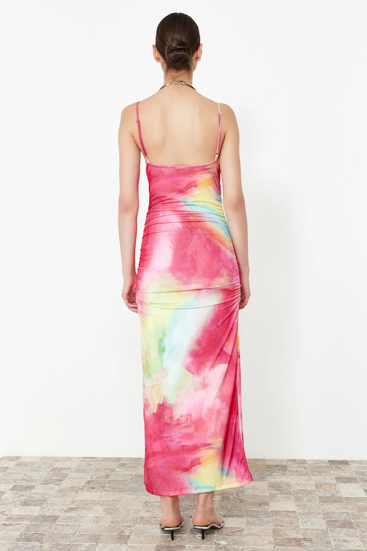 Trendyol Collection  Limited Edition – Rosa bedrucktes, dehnbares Strick-Bleistiftkleid mit Midi-Trägern TWOSS24EL00566