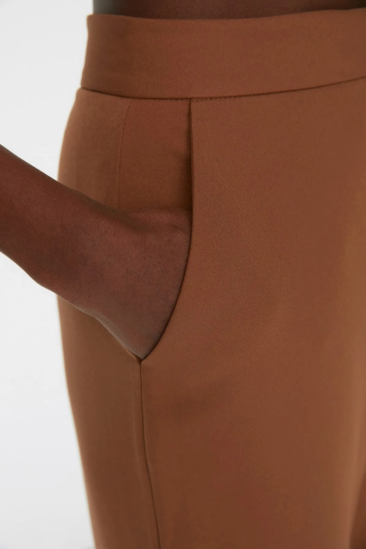 Trendyol Collection  Braune gewebte Hose mit Röhrenbeinen TPRAW22PL0402