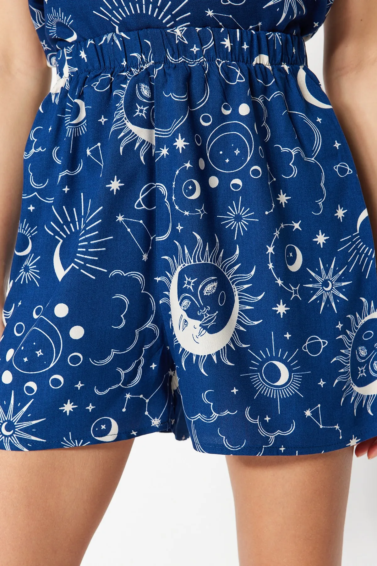 Trendyol Collection  Pyjama-Set aus Viskosegewebe mit Seilträgern und indigoblauem Galaxy-Muster THMSS23PT00006