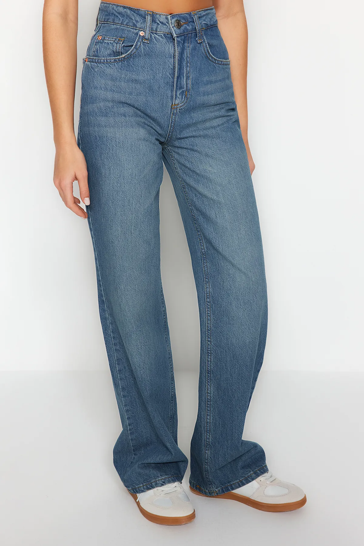 Trendyol Collection  Blaue Jeans mit hoher Taille und weitem Bein TWOSS24JE00020