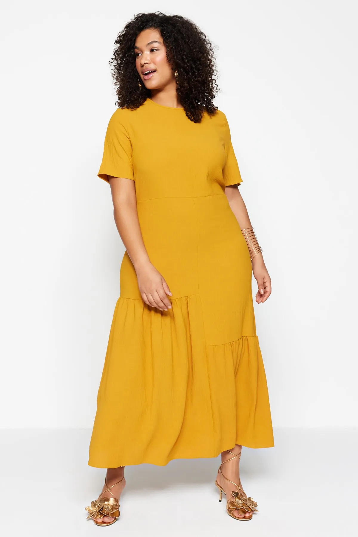 Trendyol Curve  Senfgelbes gewebtes Volantkleid TBBSS22EL1595