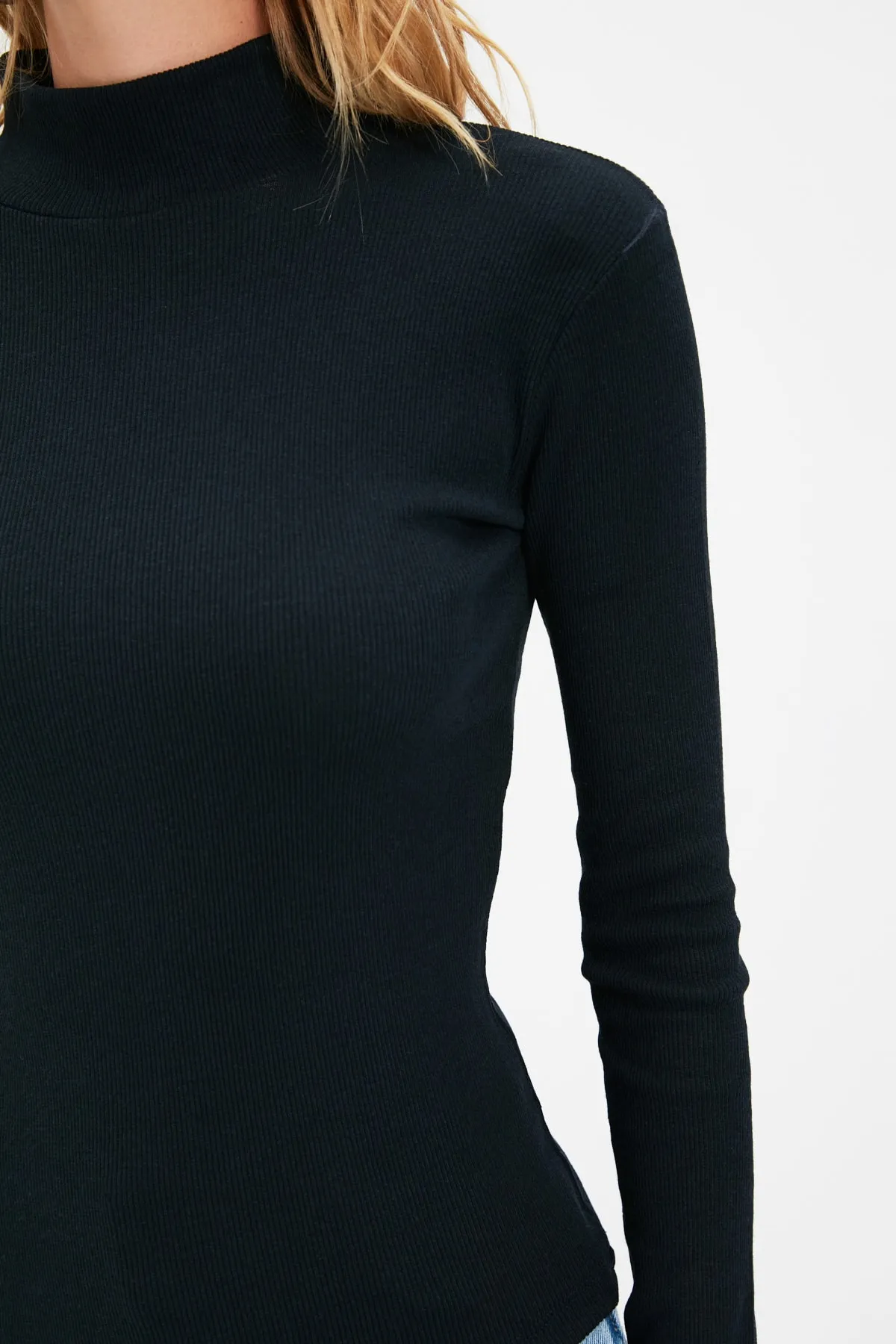 Trendyol Collection  Schwarze, taillierte, langärmlige, gerippte, dehnbare Strickbluse mit hohem Kragen TWOAW21BZ0423