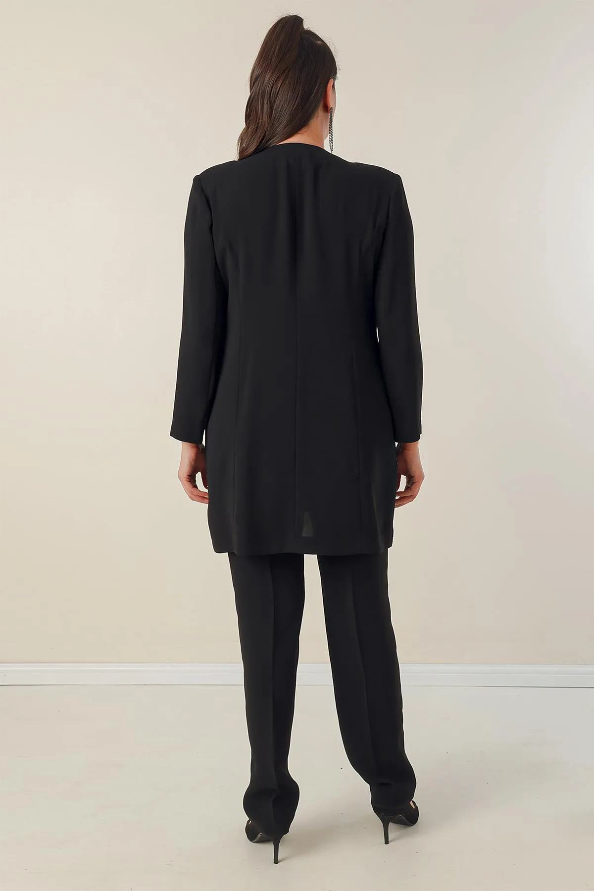 By Saygı  Steinfarbenes, detailliertes, gefüttertes 3-teiliges Set mit langer Jacke, Bluse und Hose in Übergröße