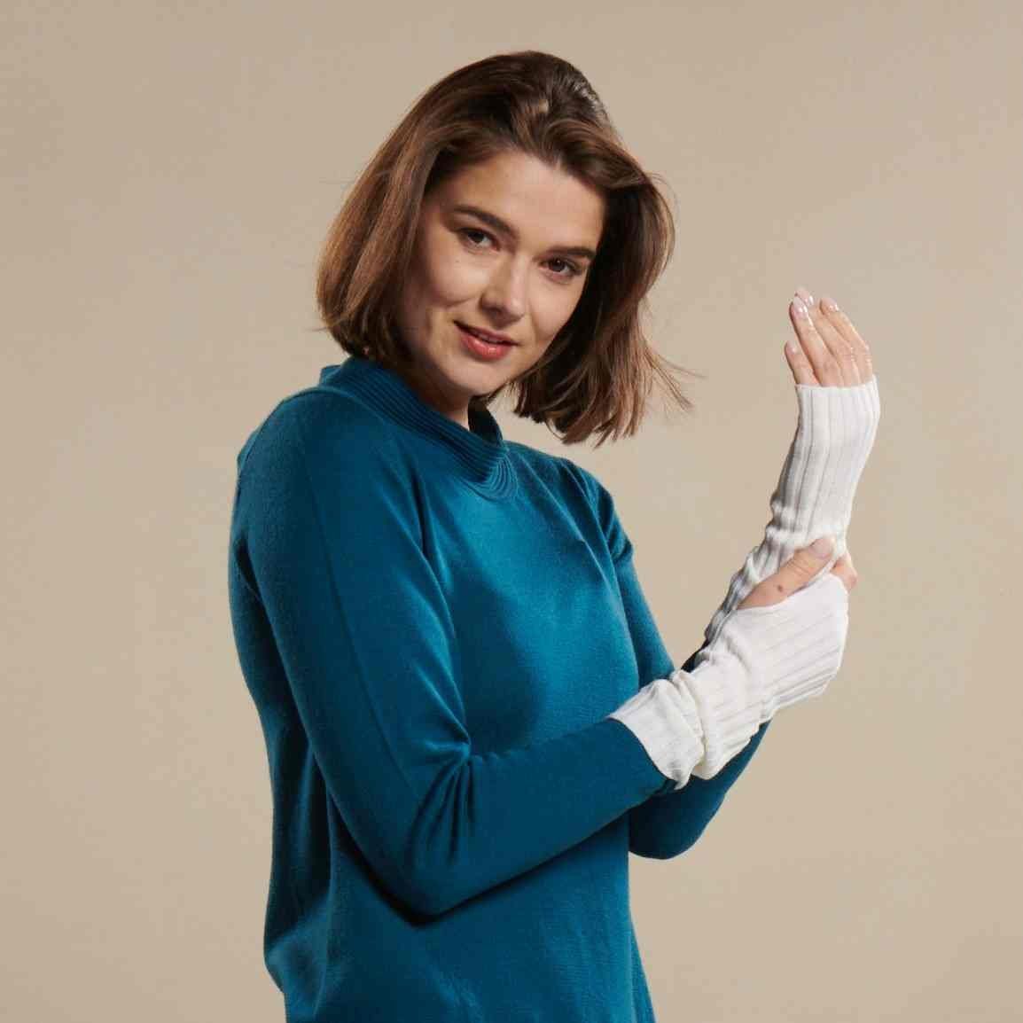 BEAZZ Armstulpen Armstulpen Damen, Pulswärmer, 100% WOLLE Merino (mit Daumenloch) Feinstrick, warm und weich