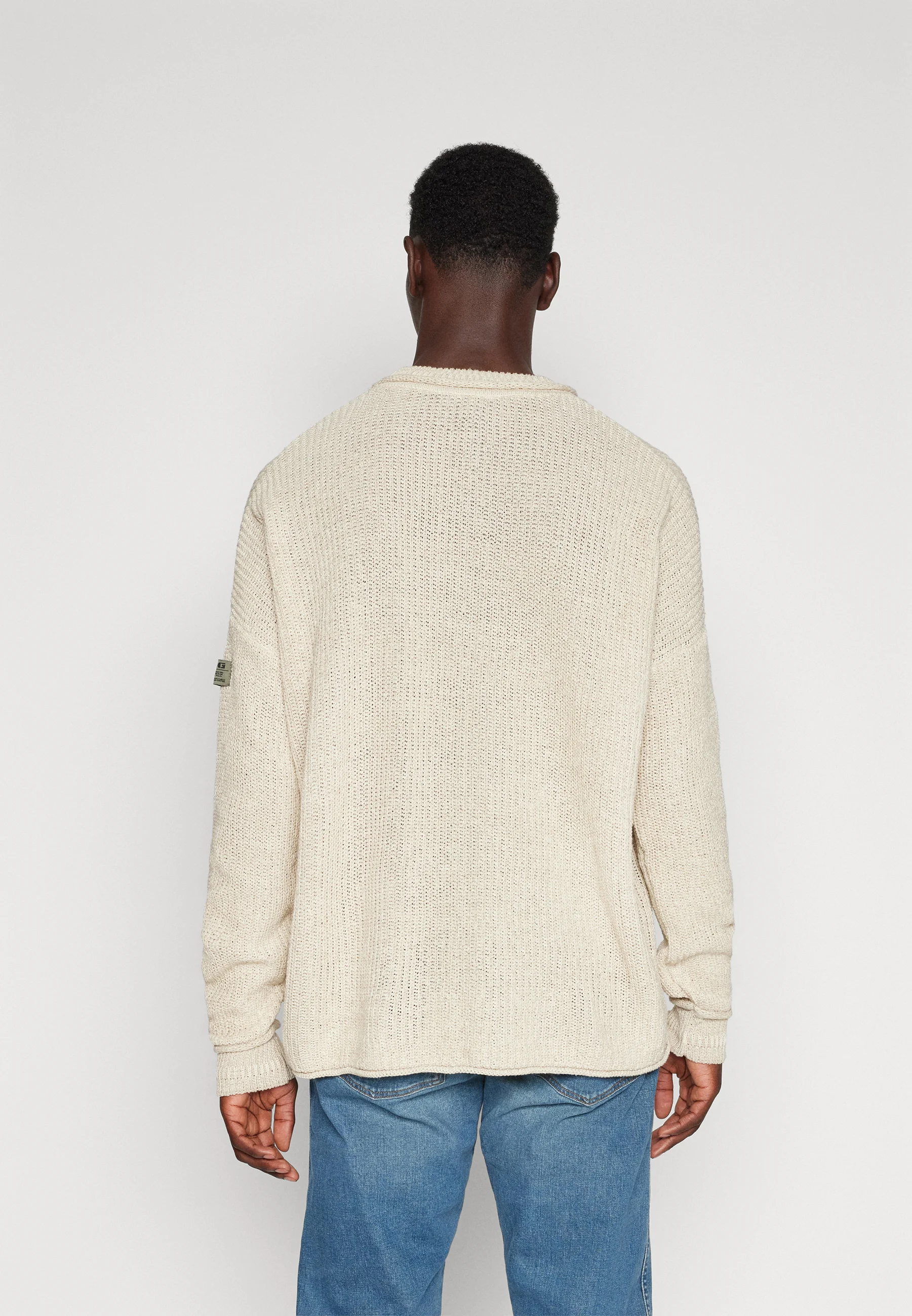 Suéter con cuello redondo trenzado de BDG Urban Outfitters