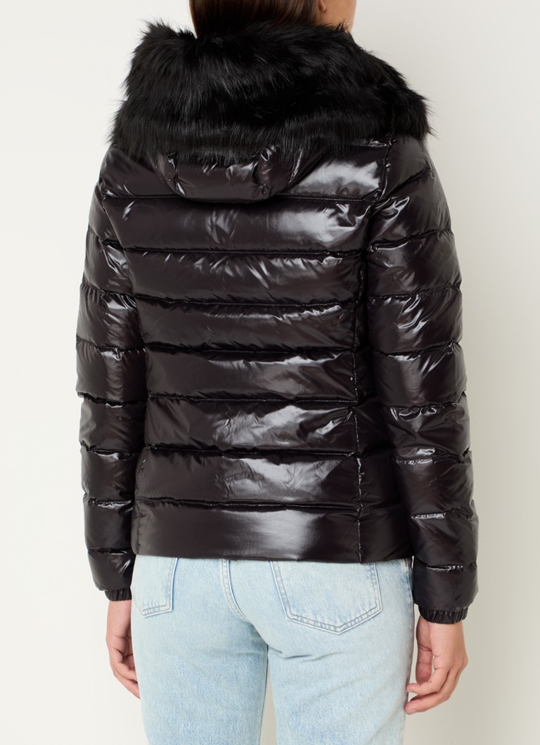 Jachetă matlasată din puf de la Tommy Hilfiger, cu glugă detașabilă.