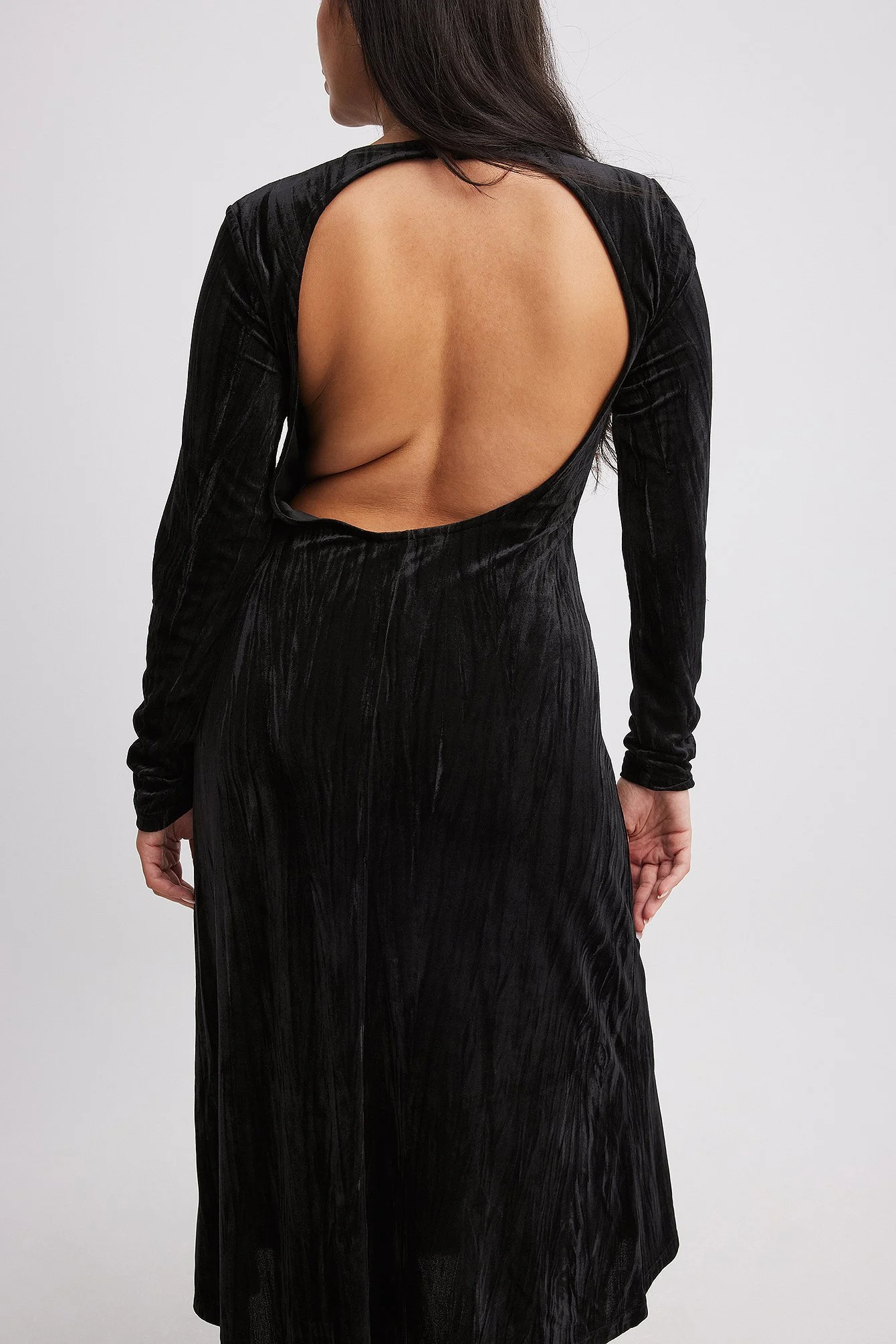 Samt-Midikleid mit tiefem Rückenausschnitt