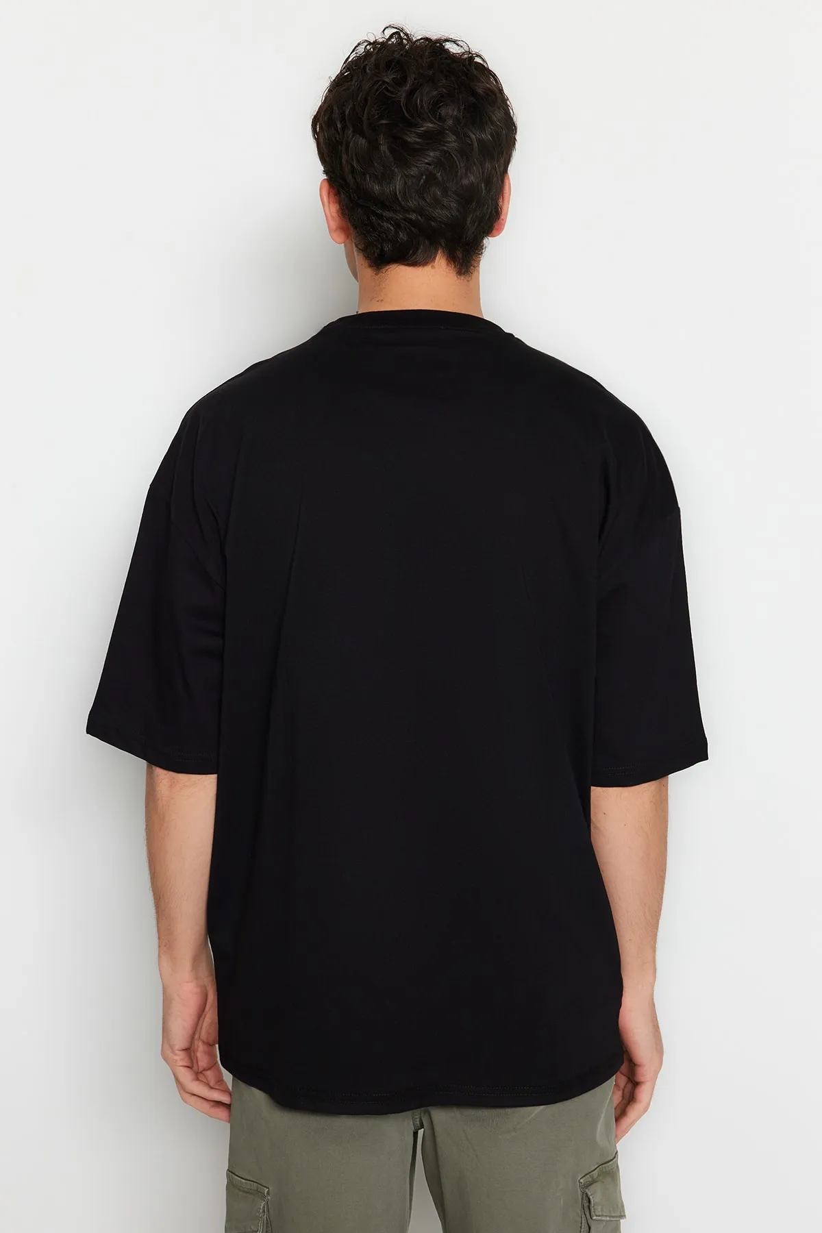 Trendyol Collection  Schwarzes Oversize-Fit-T-Shirt mit Rundhalsausschnitt und kurzen Ärmeln aus 100 % Baumwolle mit Dinosaurier-Stickerei TMNSS23TS00243