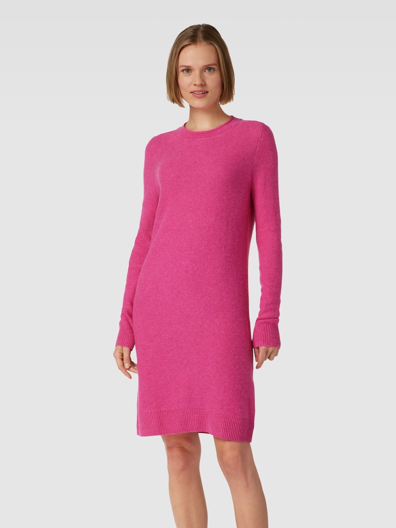Knielanges Strickkleid mit geripptem Rundhalsausschnitt in fuchsia