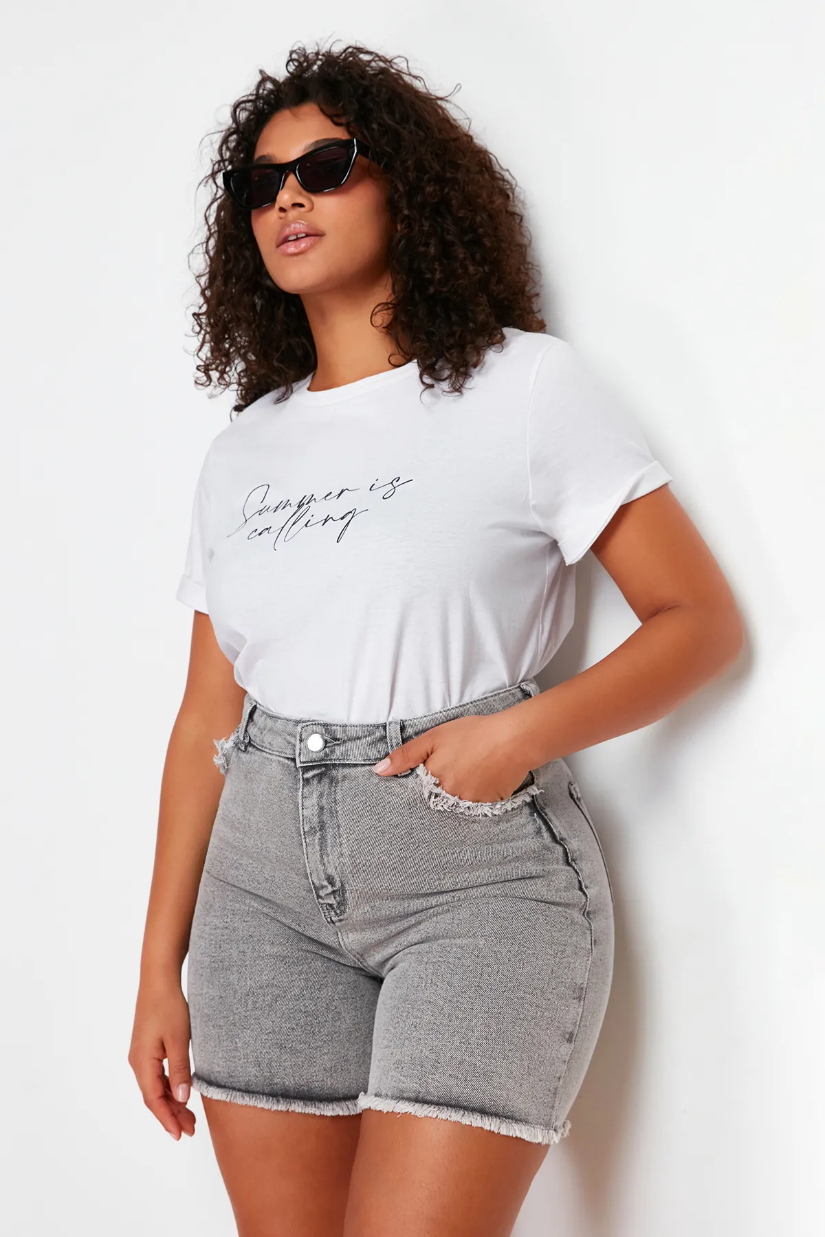 Trendyol Curve  Graue Mini-Jeansshorts mit Taschen und Quastendetails TBBSS24AP00010