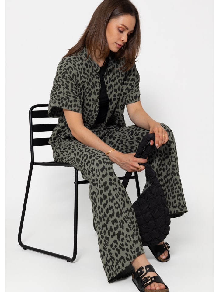 SASSYCLASSY Musselin Pants mit weitem Bein in Leo-Print in Khaki günstig kaufen