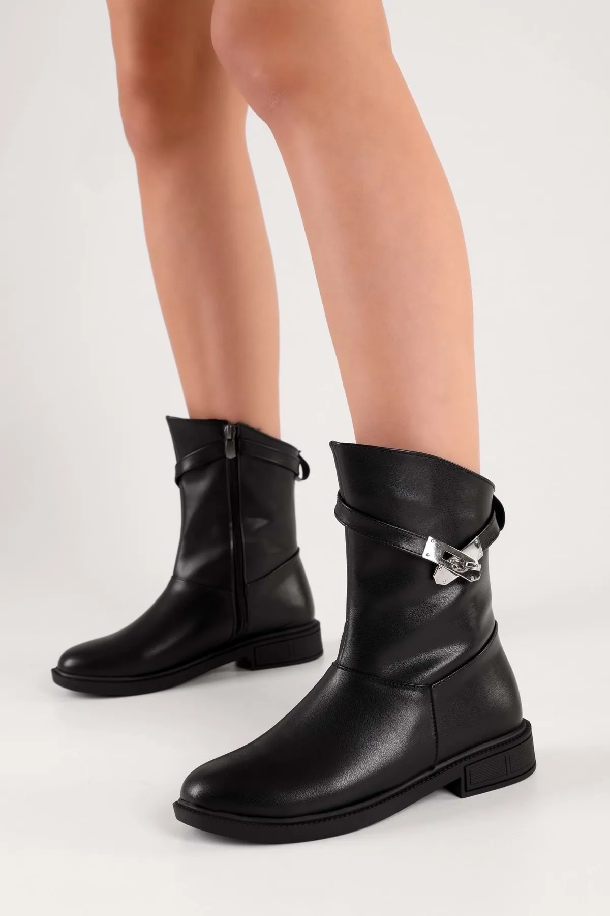 Shoeberry  Damen-Stiefel Mayslie Black Skin mit Schnalle und flachem Absatz Black Skin