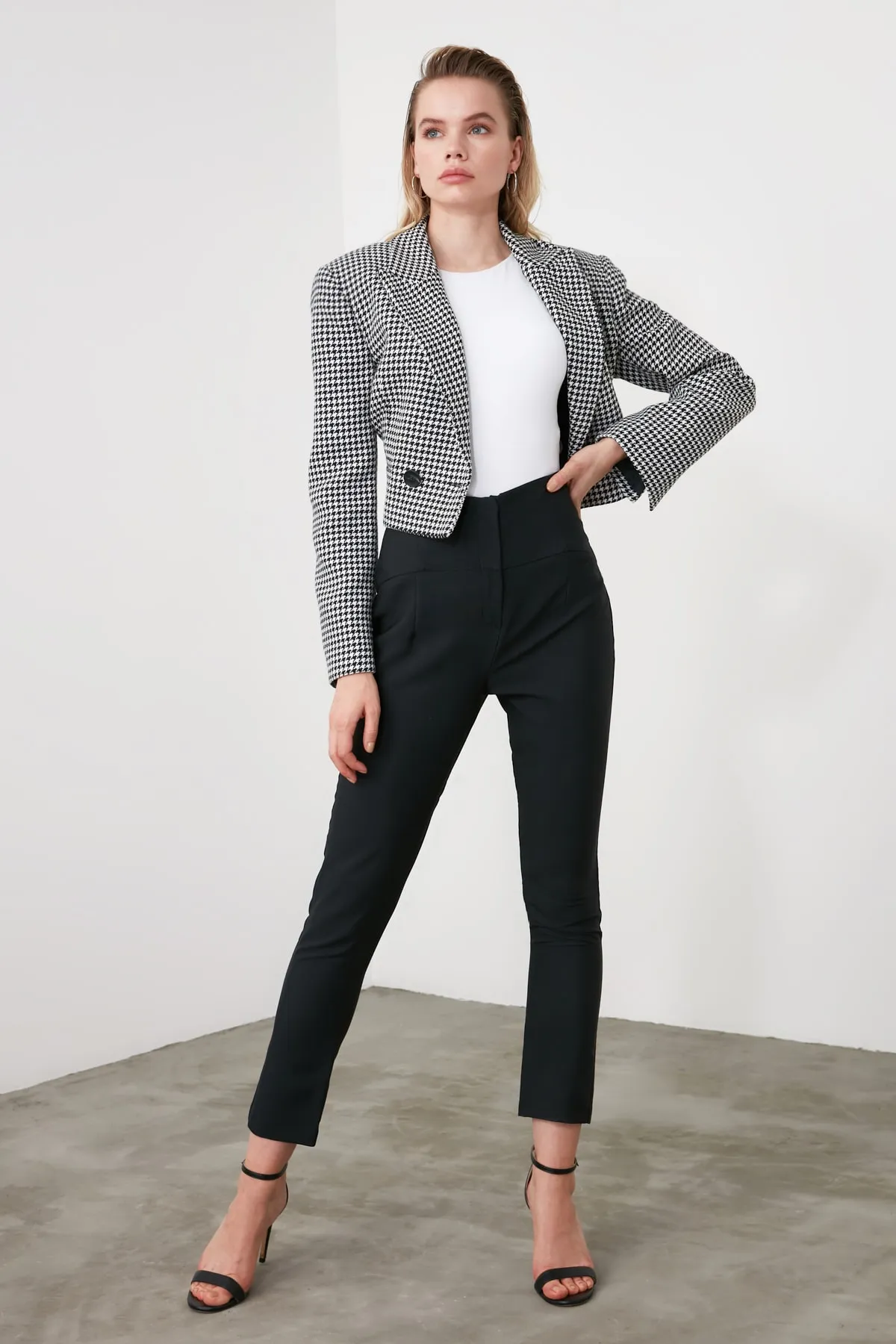 Trendyol Collection  Schwarze gewebte Zigarettenhose mit schmalem Bein und Ziernähten an der Taille TWOSS20PL0388