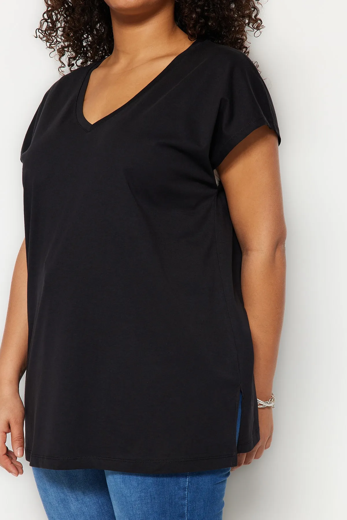 Trendyol Curve  Schwarzes Boyfriend-Strick-T-Shirt mit V-Ausschnitt und Schlitz TBBSS22BF0036