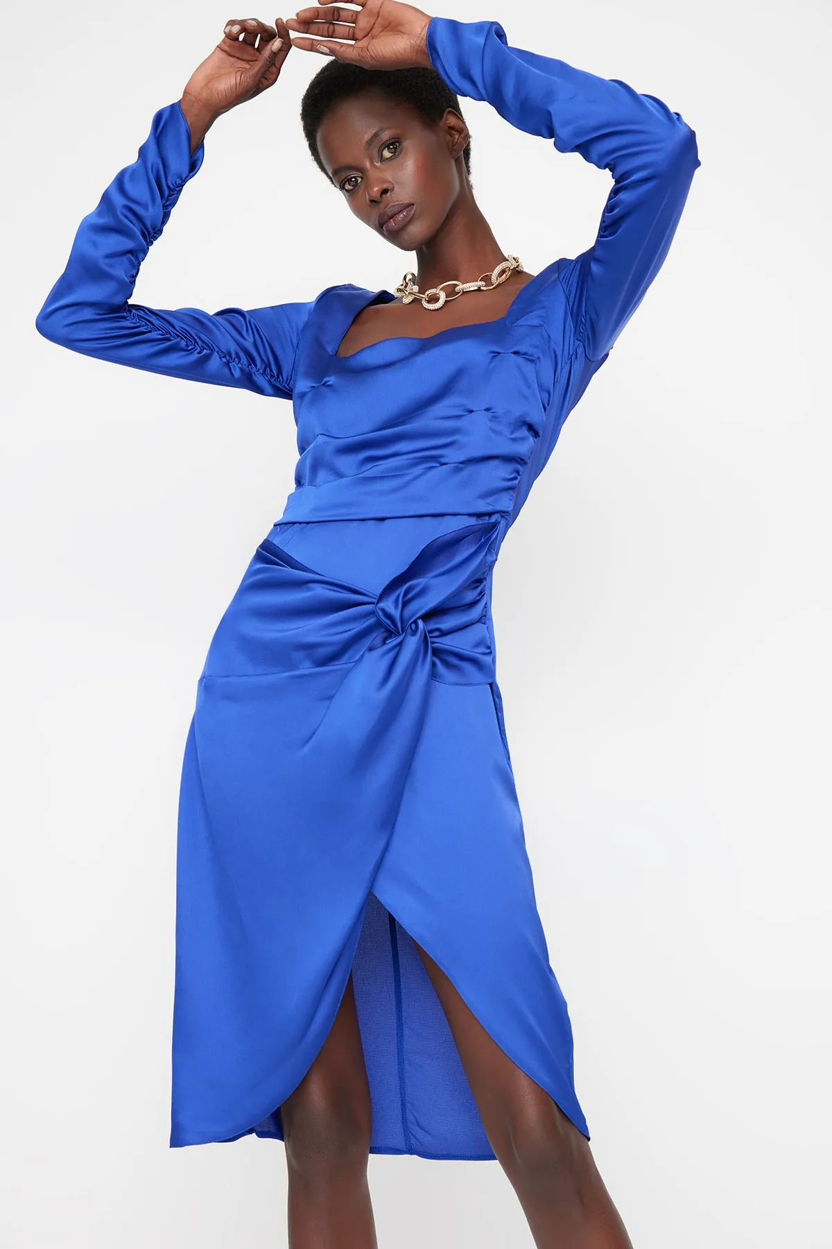 Trendyol Collection  Elegantes Abendkleid aus Satin mit quadratischem Ausschnitt von Saks TPRAW23EL00291