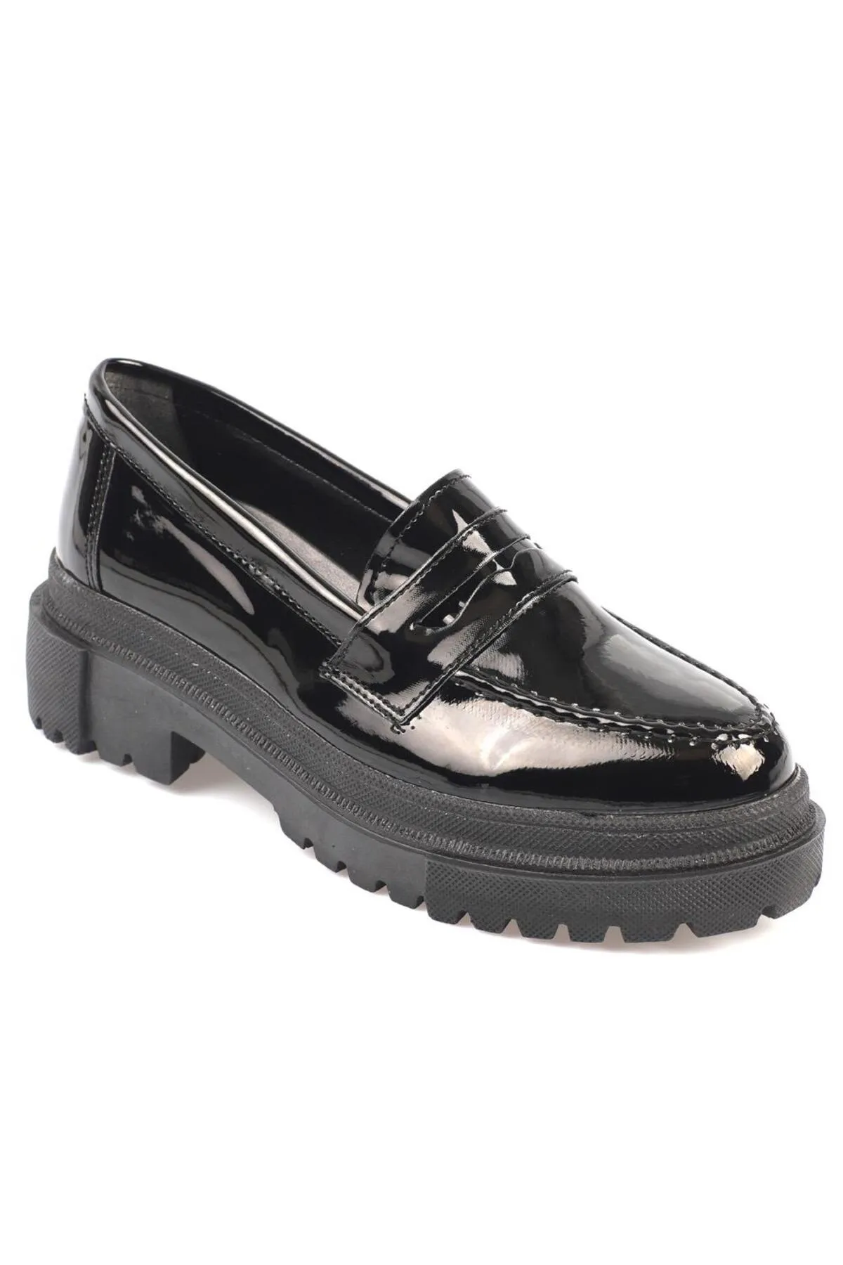 Capone Outfitters  Capone Damen-Loafer aus schwarzem Lackleder mit ovaler Zehenpartie und Trac-Sohle