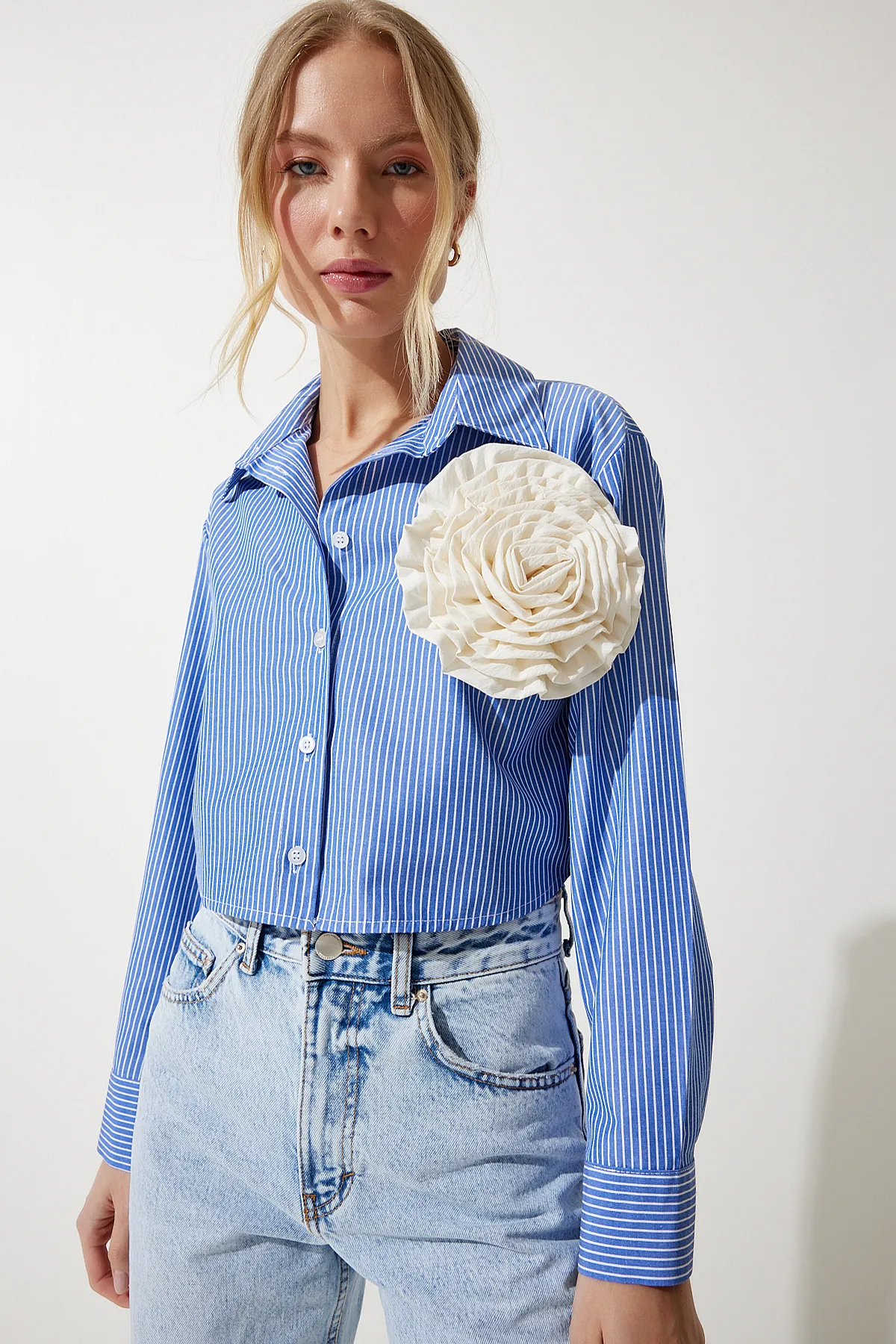 Happiness İstanbul  Marineblaues Premium-Crop-Shirt mit Blumenbrosche für Damen UL00017