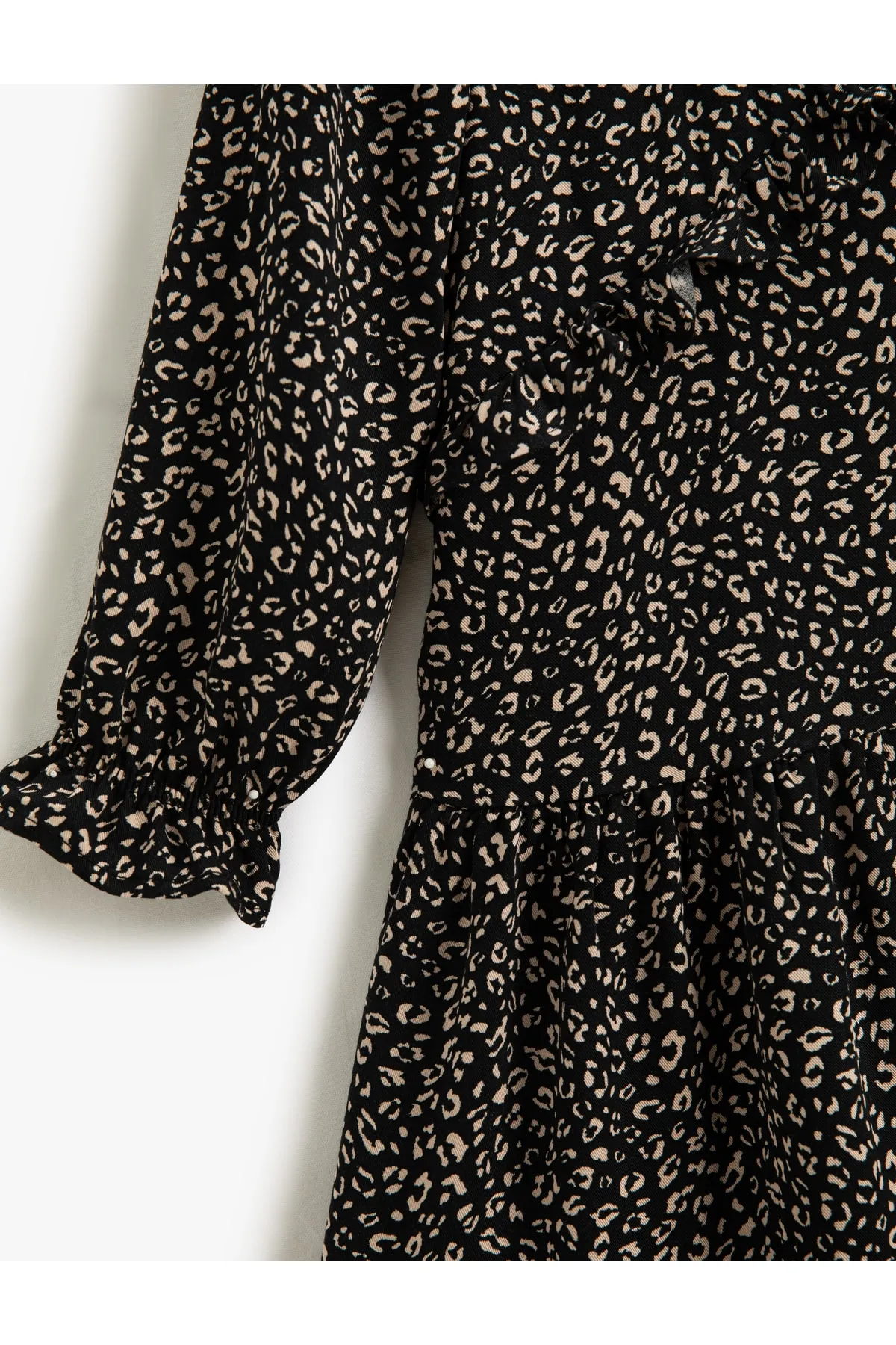 Koton  Rüschenkleid mit Leopardenmuster, lange Ärmel, V-Ausschnitt und elastische Bündchen