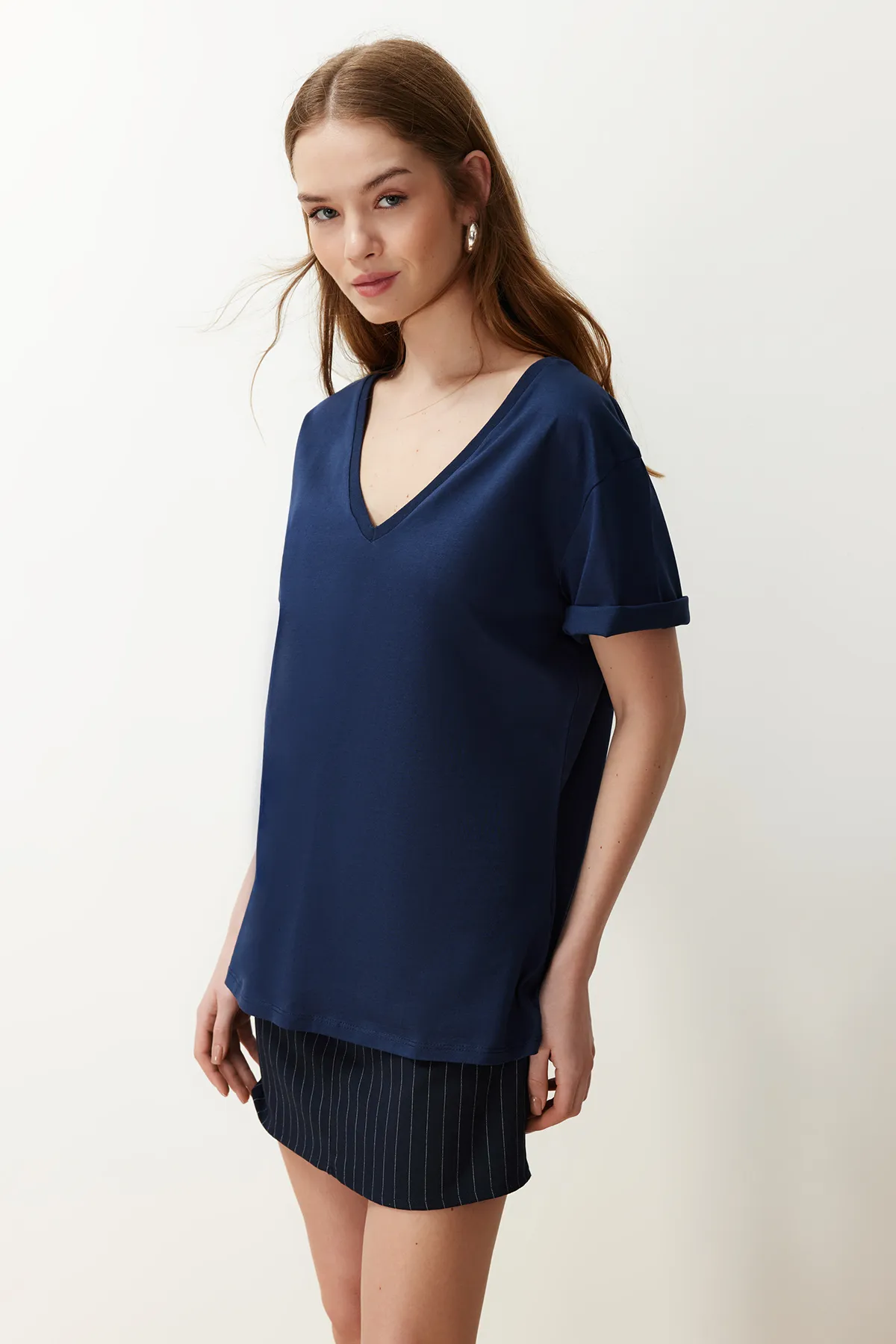 Trendyol Collection  Marineblaues, übergroßes/weites Strick-T-Shirt mit V-Ausschnitt, 100 % Baumwolle TWOSS23TS00003