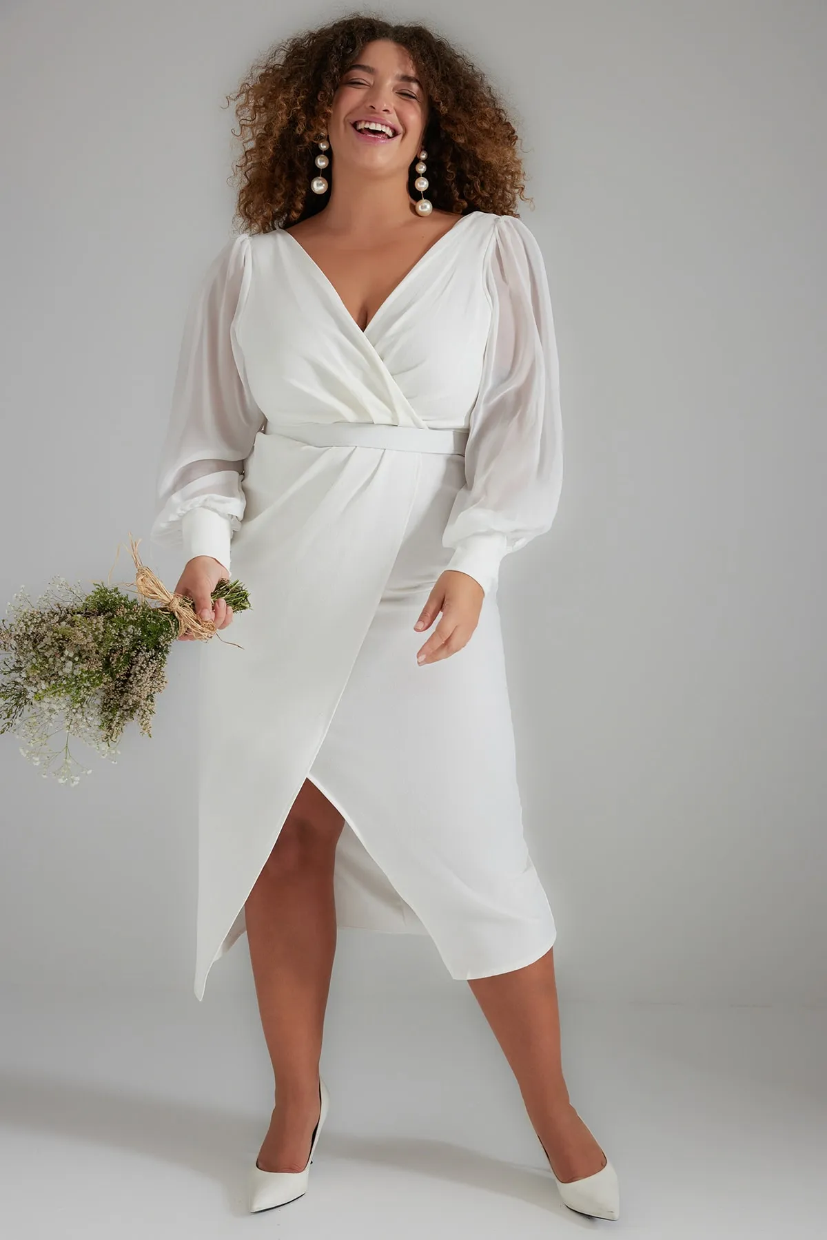 Trendyol Curve  Weißes, gewebtes, zweireihiges Brautkleid mit Manschettendetail TBBSS23AH00231