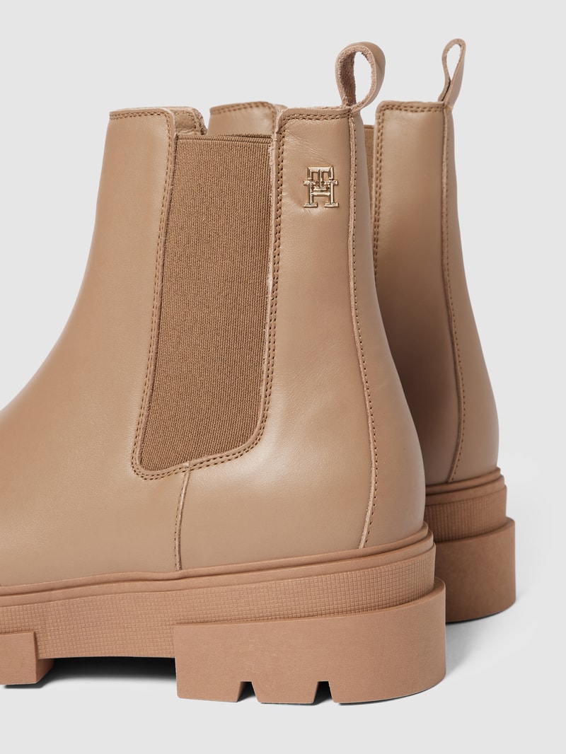 Chelsea Boots mit Label-Applikation in taupe