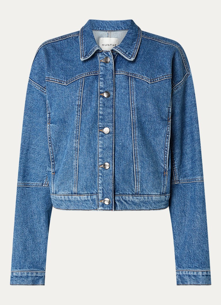 Chaqueta vaquera Truffy de MUNTHE decorada con pedrería y bolsillos laterales.