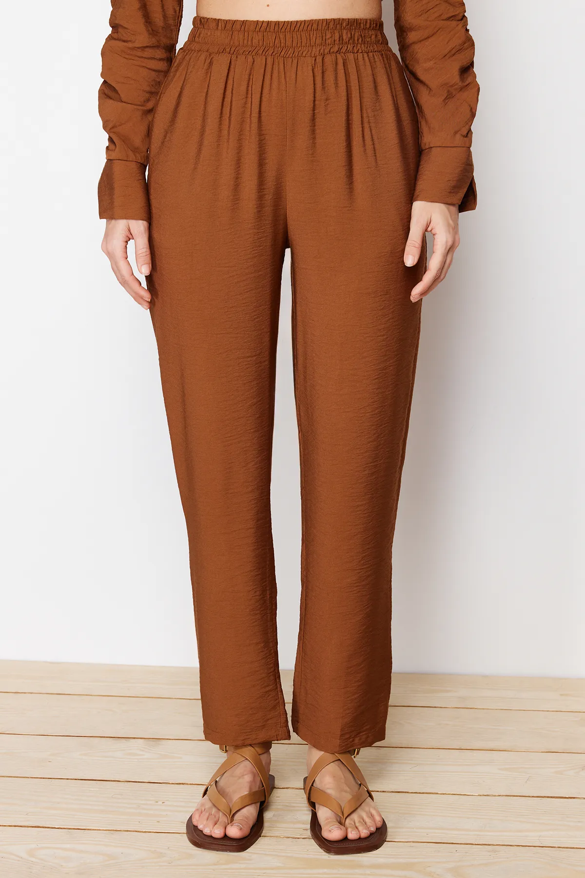 Trendyol Modest  Anzug mit braunen Ärmeln, gerafftem Aerobin-Hemd und gewebter Unterseite oben TCTSS24US00036