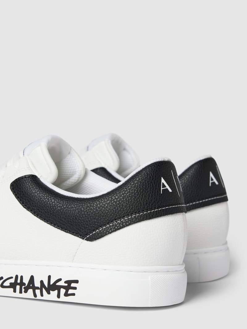 Sneaker mit Label-Details in weiß
