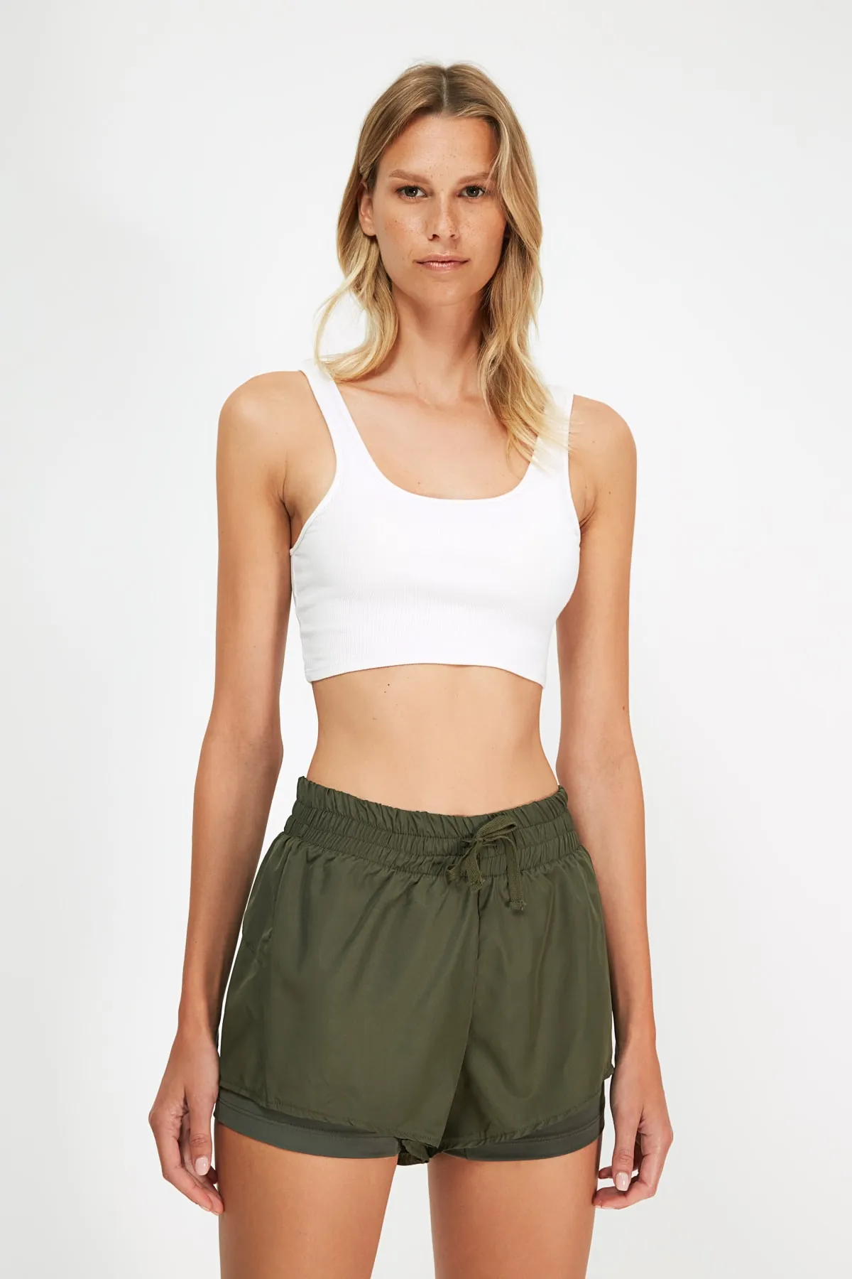 Trendyol Collection  Khakifarbene, zweilagige gestrickte Sportshorts aus Fallschirmstoff mit Innenshorts TWOAW21SR0012