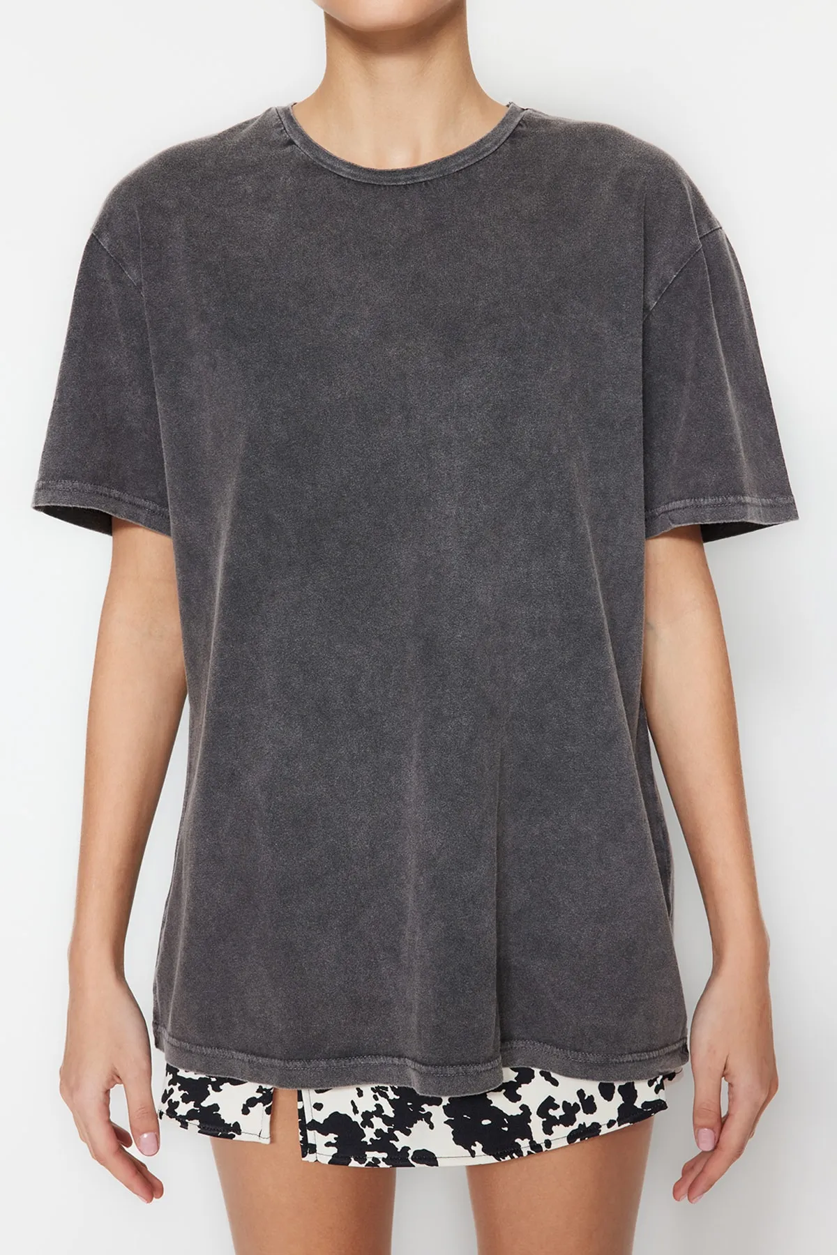 Trendyol Collection  Anthrazitfarbenes Boyfriend-Strick-T-Shirt mit Rundhalsausschnitt aus 100 % Baumwolle mit verblasstem Effekt TWOSS23TS00112