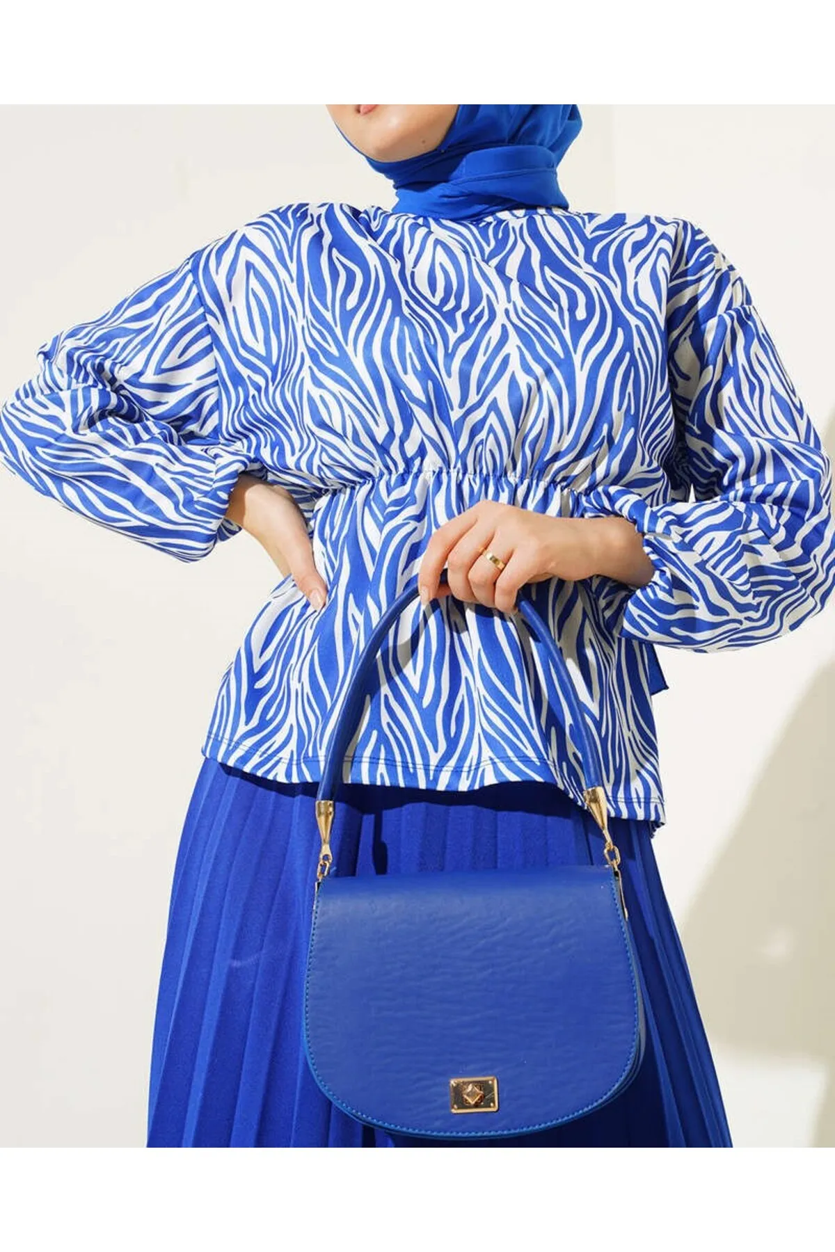 VOLT CLOTHİNG  Damen-Kostüm mit Faltenrock und Zebramuster in der Taille