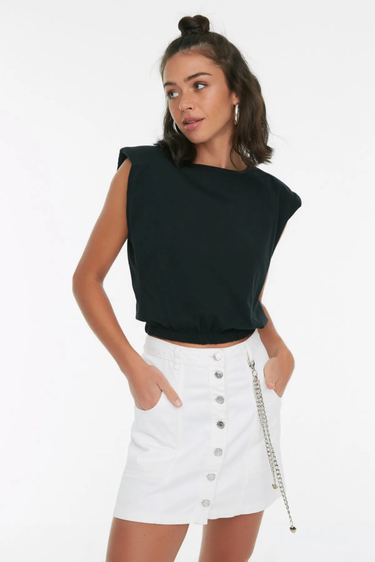 Trendyol Collection  Schwarzes, wattiertes, kurz geschnittenes Strick-T-Shirt aus 100 % Baumwolle mit Rundhalsausschnitt TWOSS21TS0379