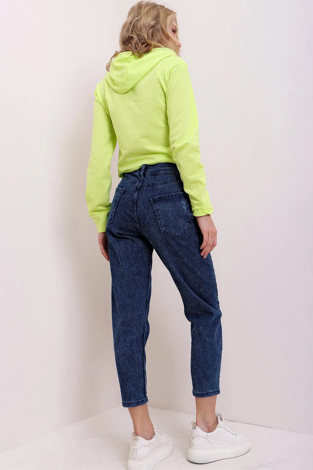 Trend Alaçatı Stili  Mom-Jeanshose aus Lycra mit hoher Taille, zerrissen und detailliert, Df00011