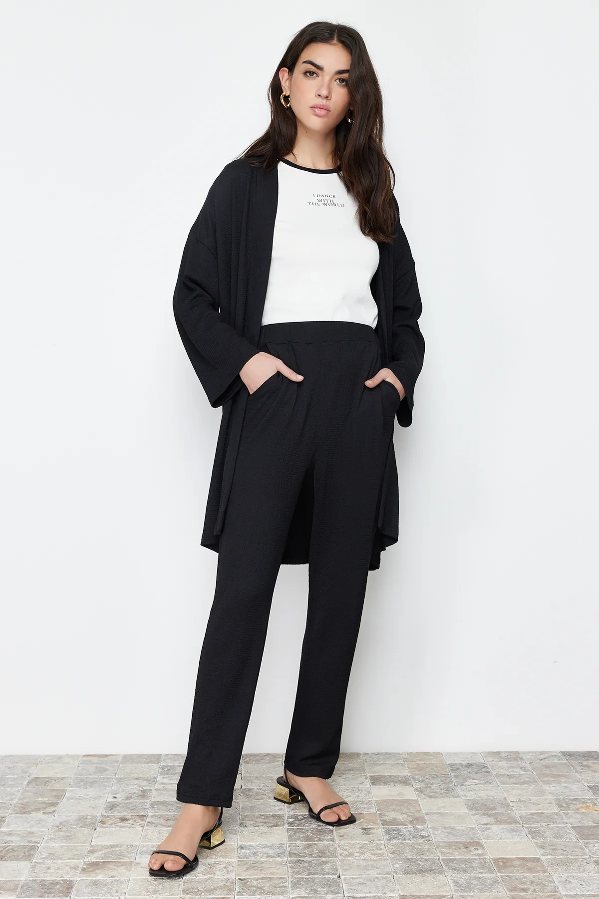 Trendyol Modest  Schwarzes Set aus gestricktem Oberteil und Unterteil in Wickeloptik TCTSS24US00045