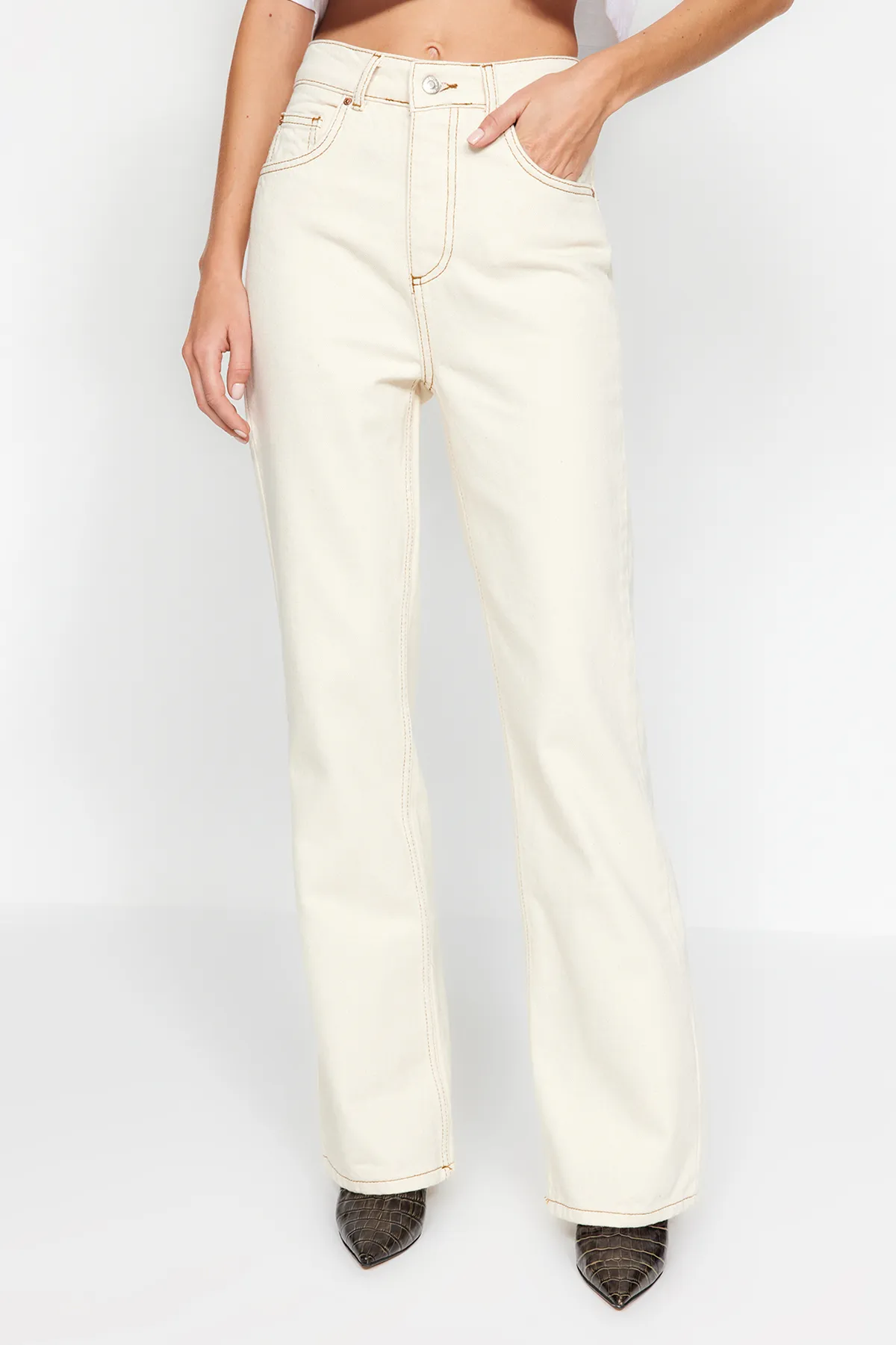 Trendyol Collection  Ecrufarbene Jeans mit hoher Taille und weitem Bein TWOAW24JE00274
