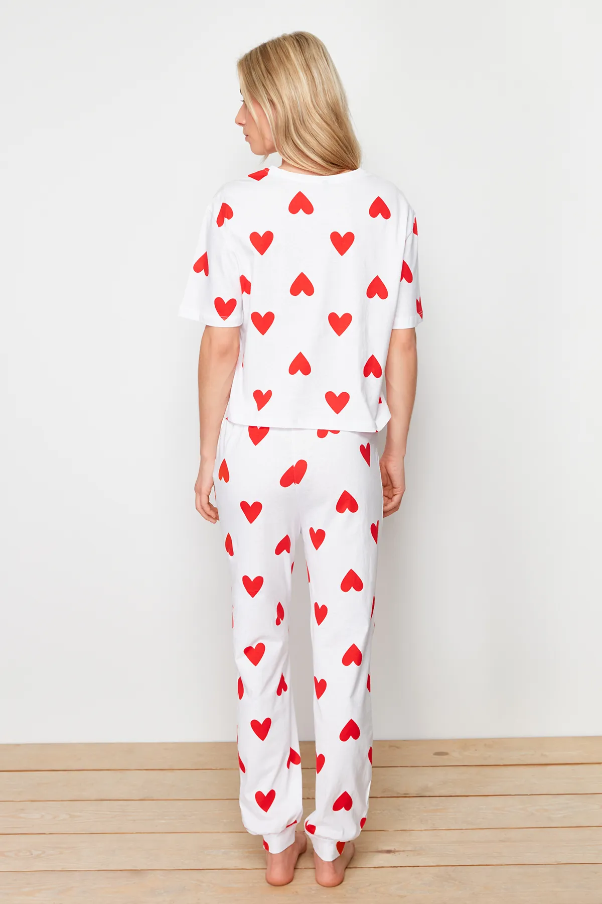 Trendyol Collection  Weißes Pyjama-Set aus 100 % Baumwolle mit Herzmuster THMSS24PT00336