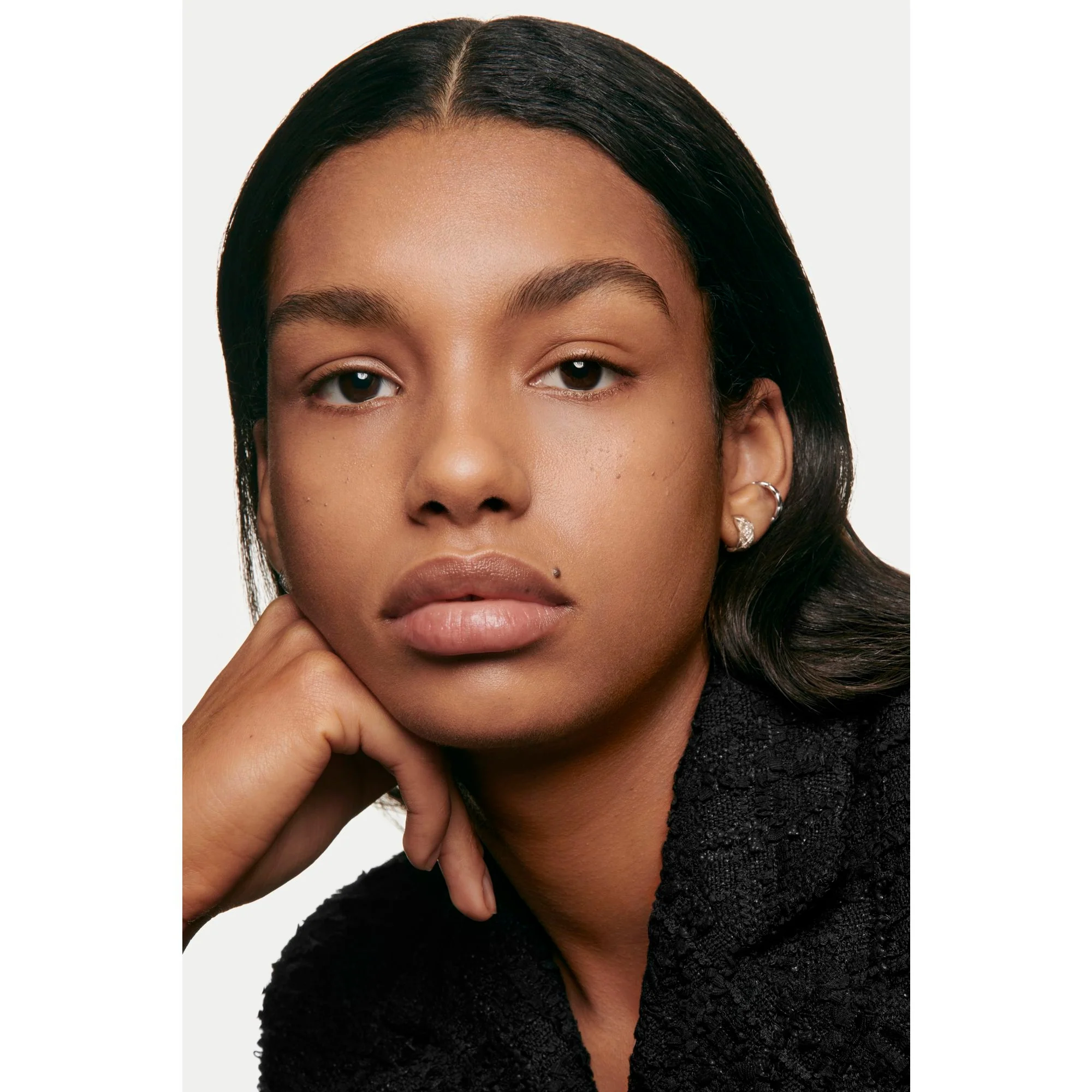 LES BEIGES TOUCHE DE TEINT - BASE DE MAQUILLAJE FRESCA CON MICROESFERAS DE PIGMENTO. UNIFORMA – ILUMINA – HIDRATA. EFECTO RADIANTE Y NATURAL PERSONALIZADO.
