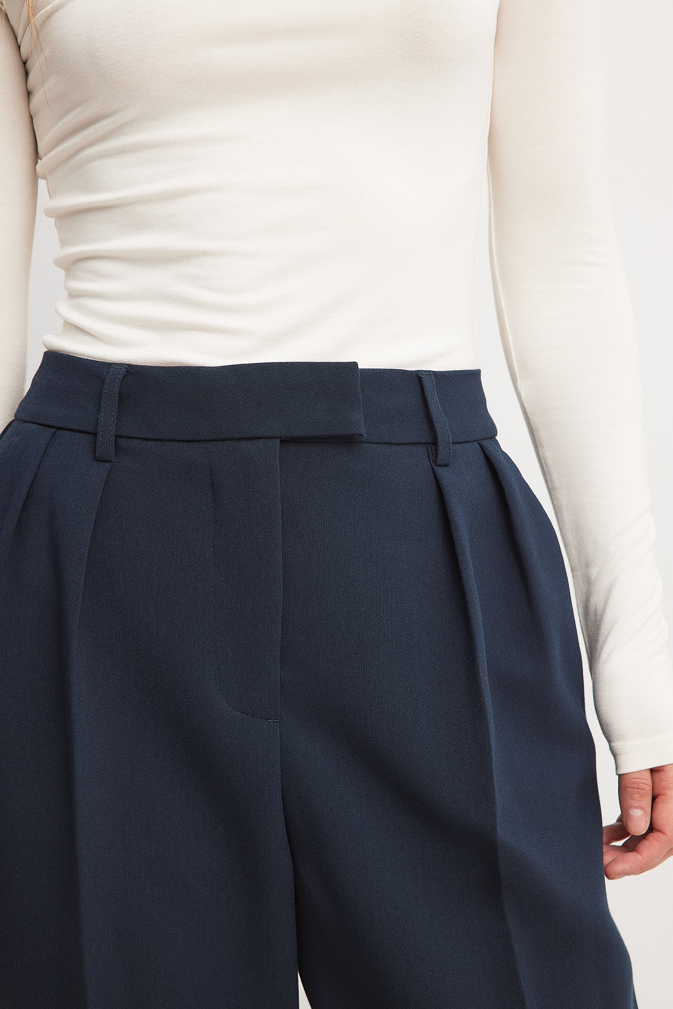 Spitz zulaufende Anzughose mit hoher Taille