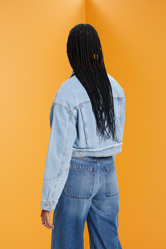 Verkürzte Jeansjacke mit fransigem Besatz