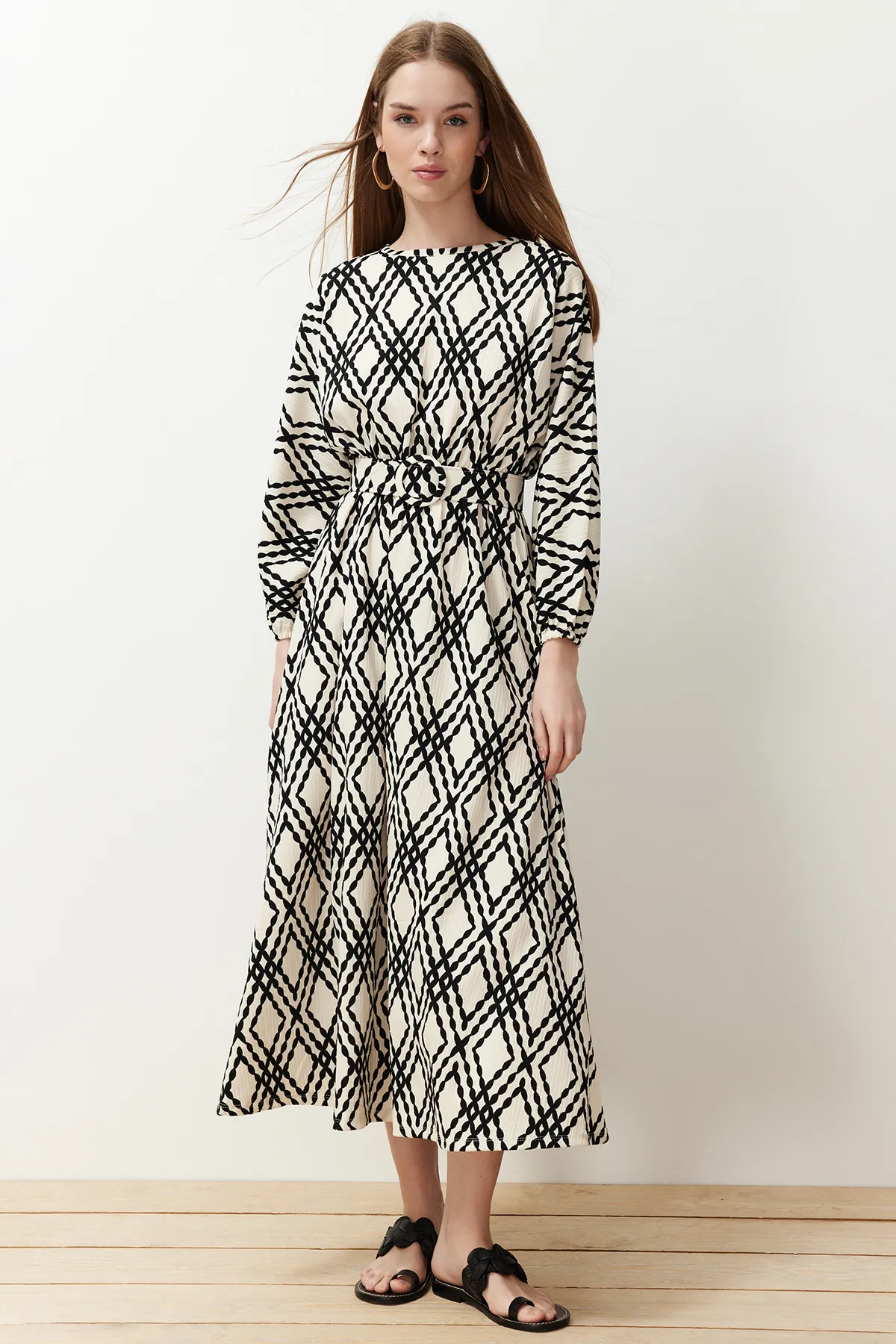 Trendyol Modest  Schwarzes, gemustertes Kleid aus Crinkle-Gewebe mit Gürteldetail TCTSS24EB00233