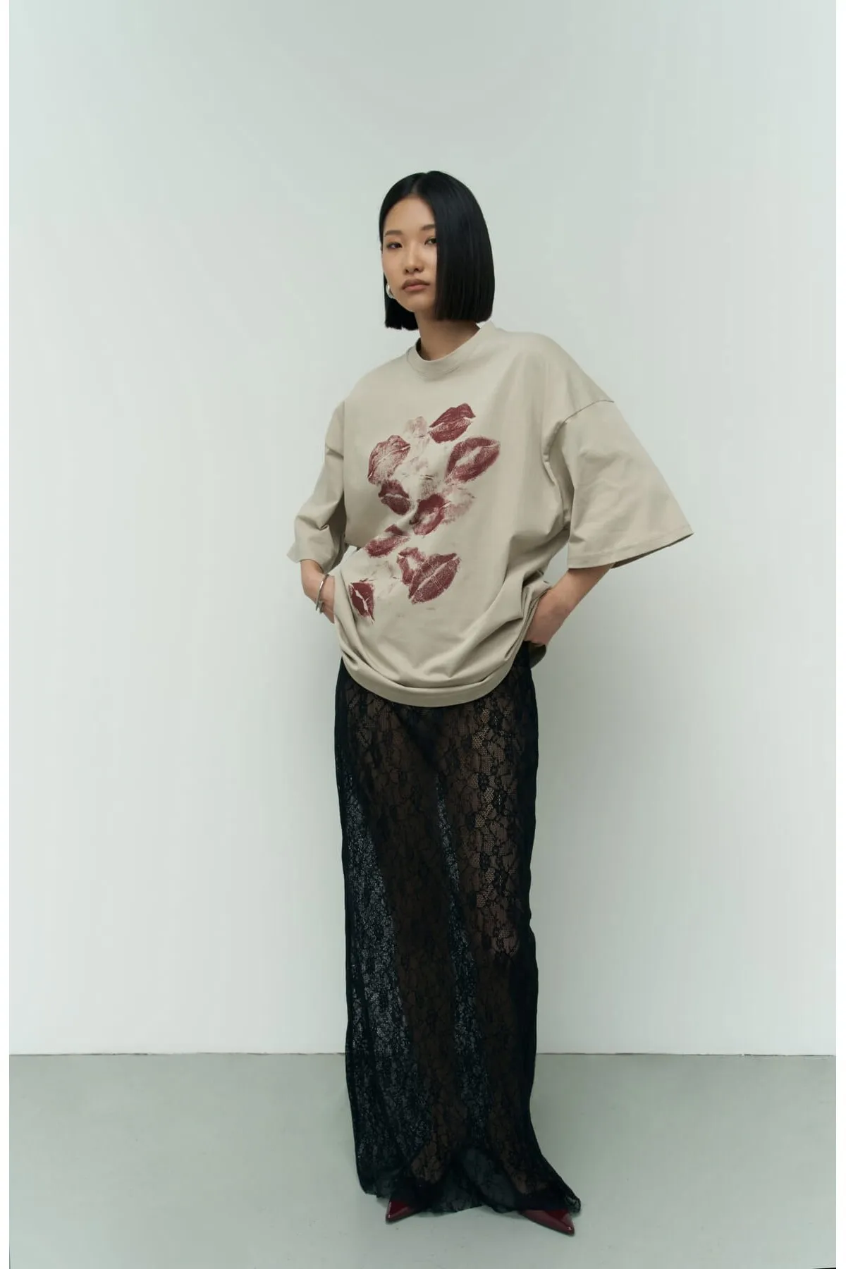 MAİ COLLECTİON  Beiges Oversize-T-Shirt mit Lippen