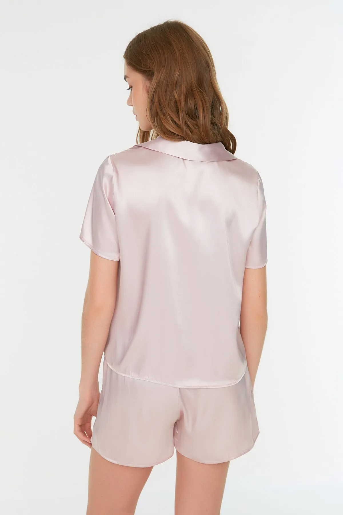 Trendyol Collection  Puderfarbenes, besticktes Pyjama-Set aus Satin mit Hemd und Shorts THMSS22PT0395
