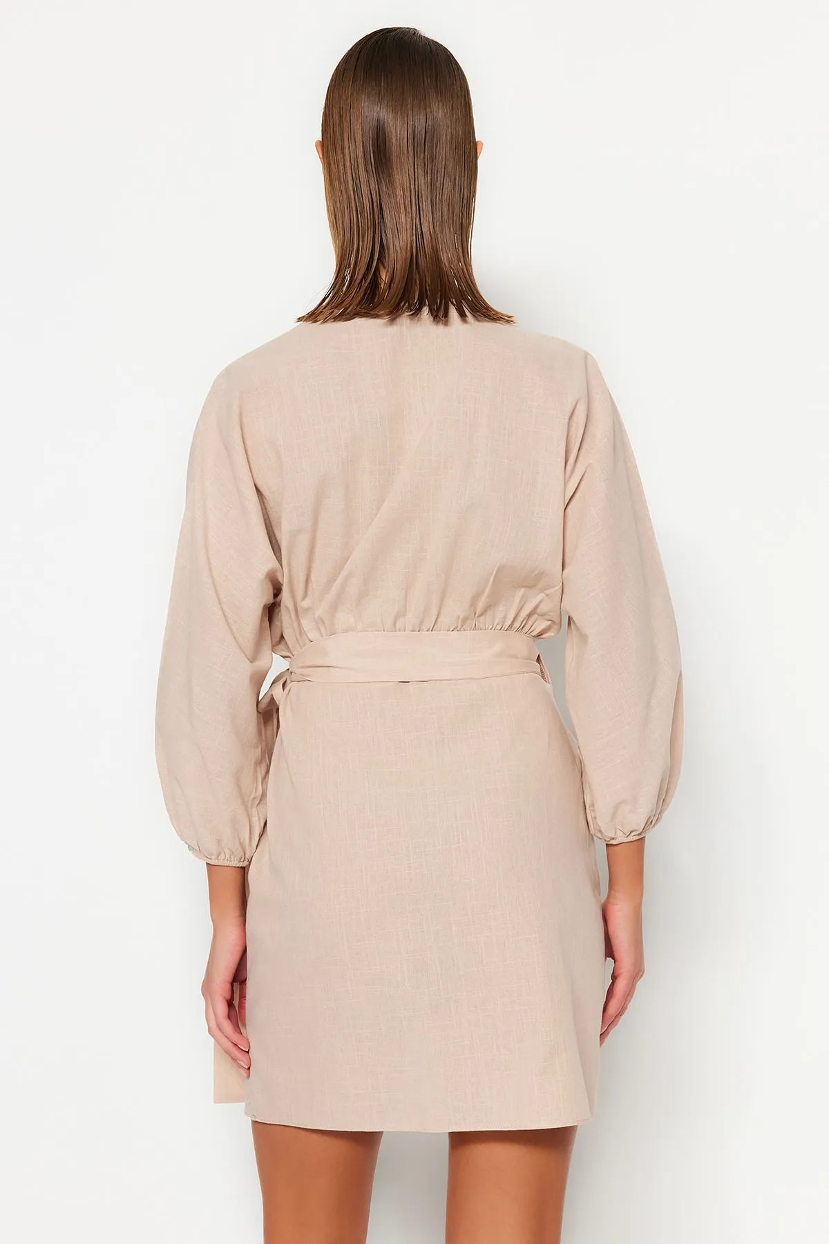 Trendyol Collection  Beigefarbenes Mini-Strandkleid aus gewebtem Zweireiher aus 100 % Baumwolle TBESS23EL00176