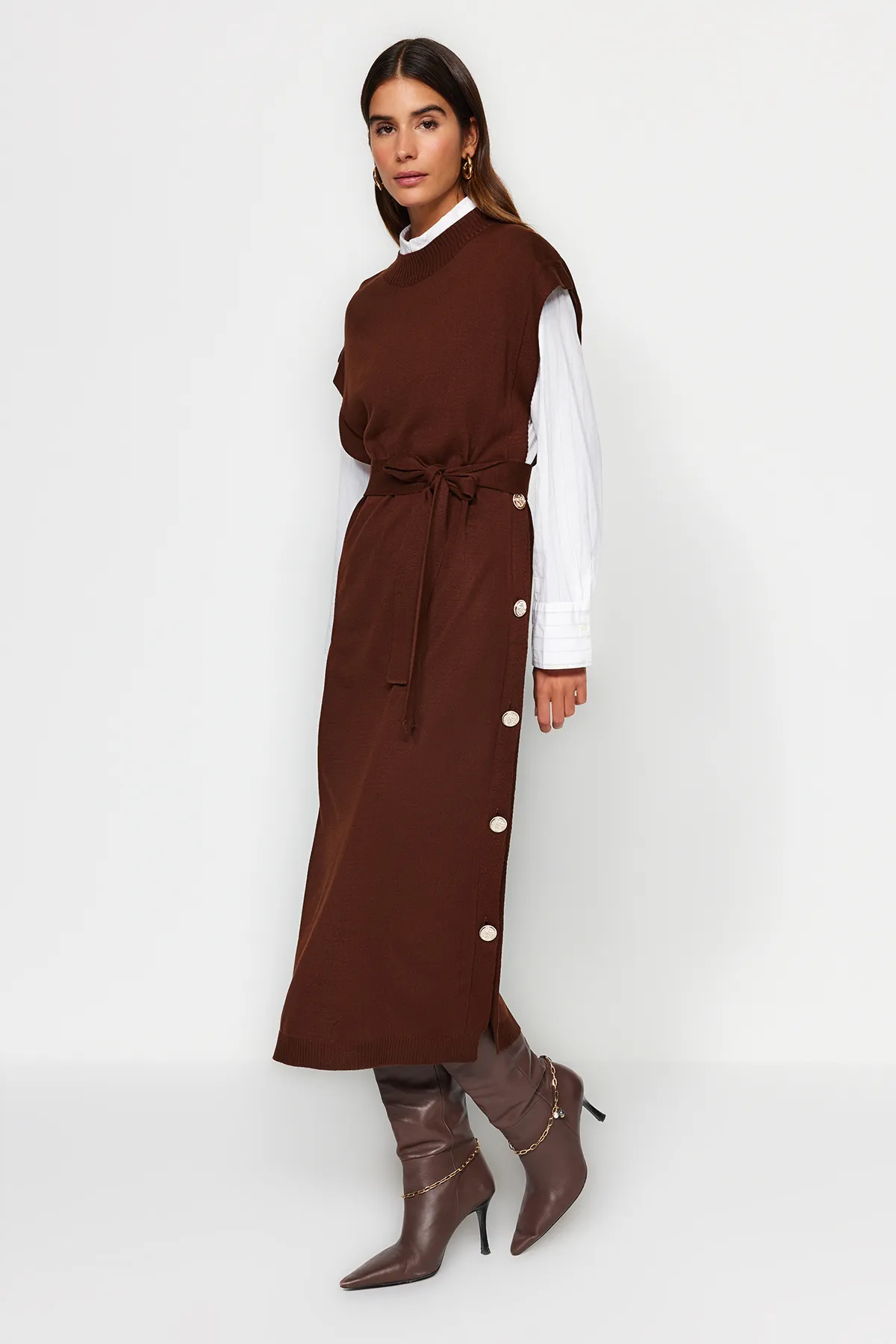 Trendyol Modest  Dunkelbraunes Strickpulloverkleid mit Knöpfen und Details TCTAW24UV00038