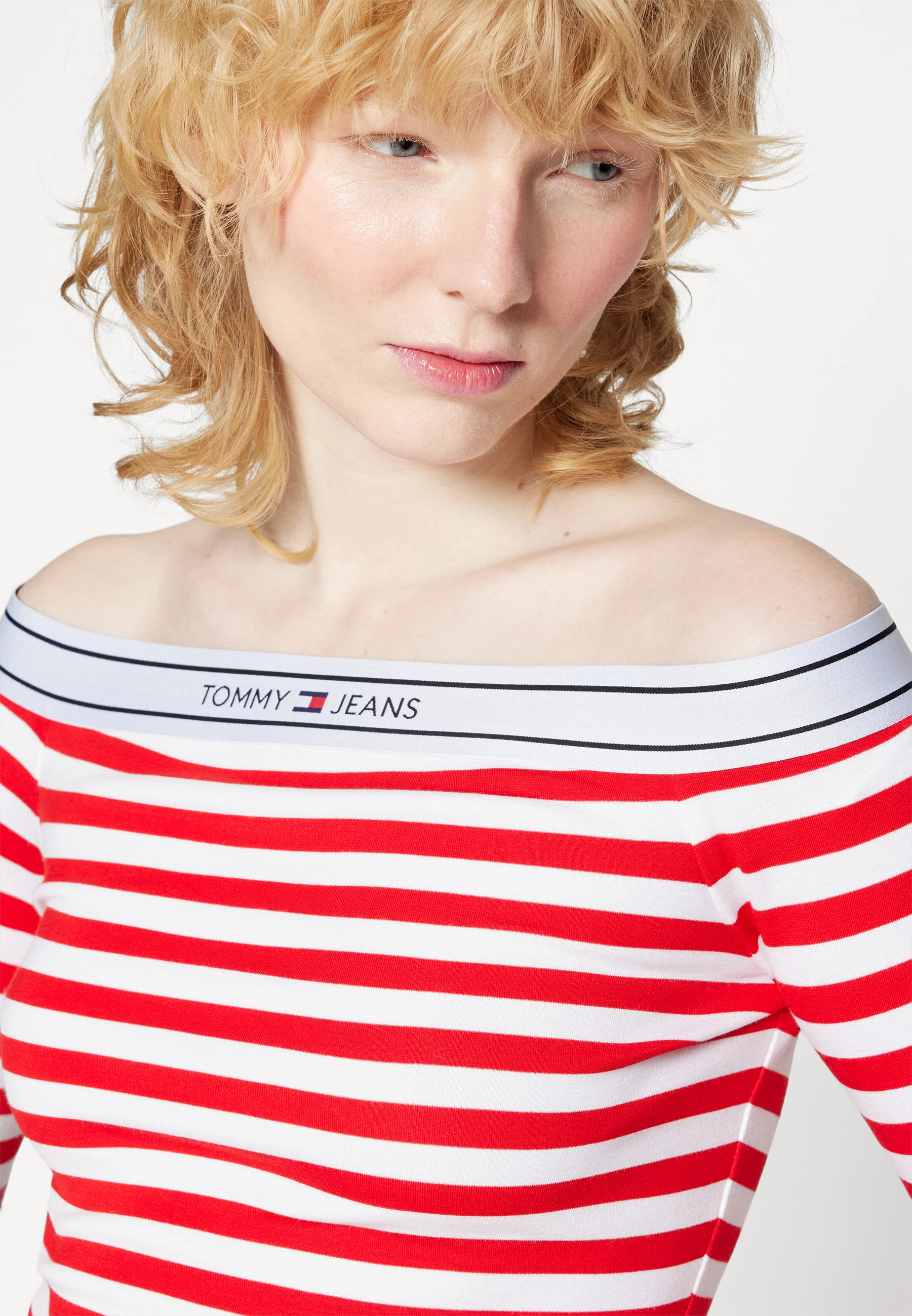 Camiseta de manga larga con cinta con el logotipo de Tommy Jeans y hombros descubiertos
