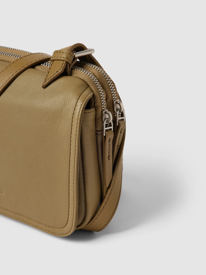 Crossbody Bag mit Label-Detail in schlamm