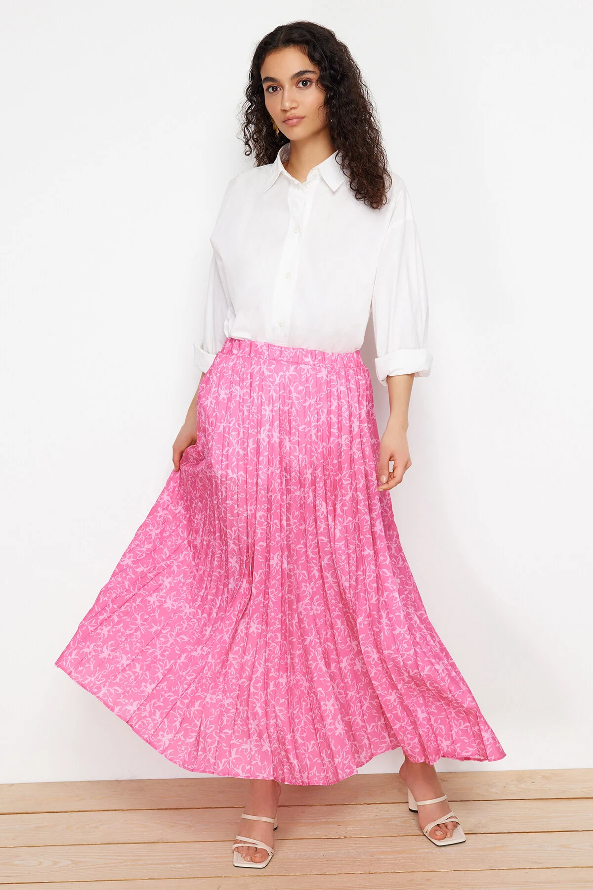 Trendyol Modest  Fuchsiafarbener, floral gemusterter, plissierter, gewebter Rock mit elastischem Bund TCTSS23EE00018