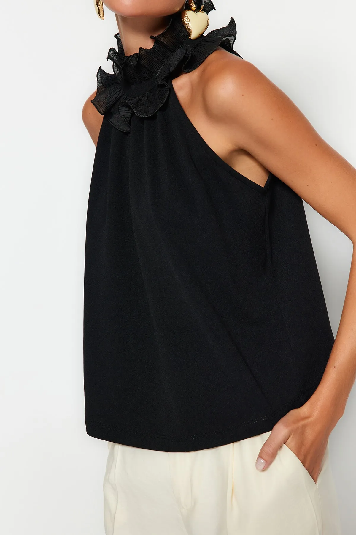 Trendyol Collection  Schwarze Bluse aus elegantem Crêpe-Strick mit Kragen und Details TWOSS23BZ00932