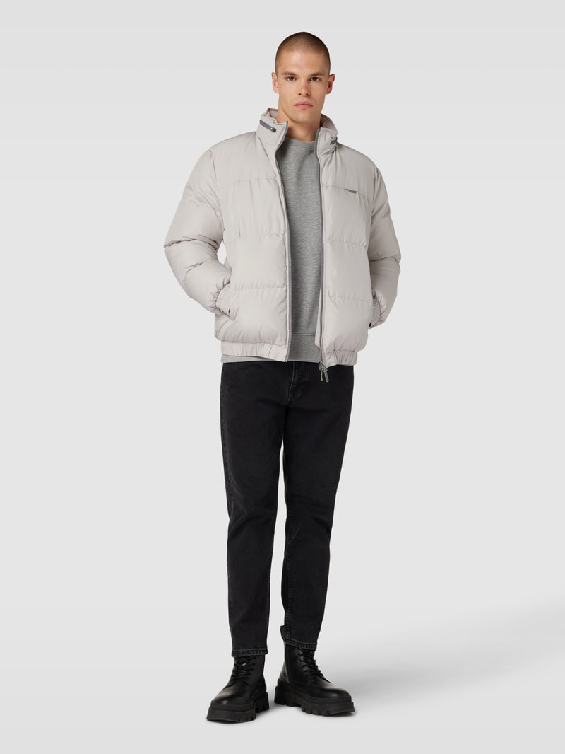 Steppjacke mit Label-Detail in hellgrau