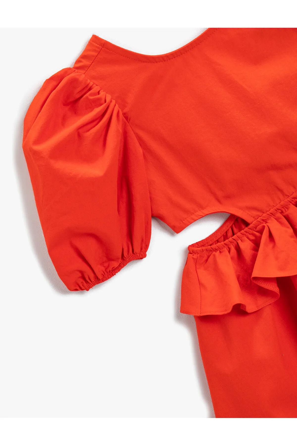 Koton  Kleid mit kurzen Ballonärmeln, Taillenfenster, detailliertem Rundhalsausschnitt und Rüschen aus Baumwolle